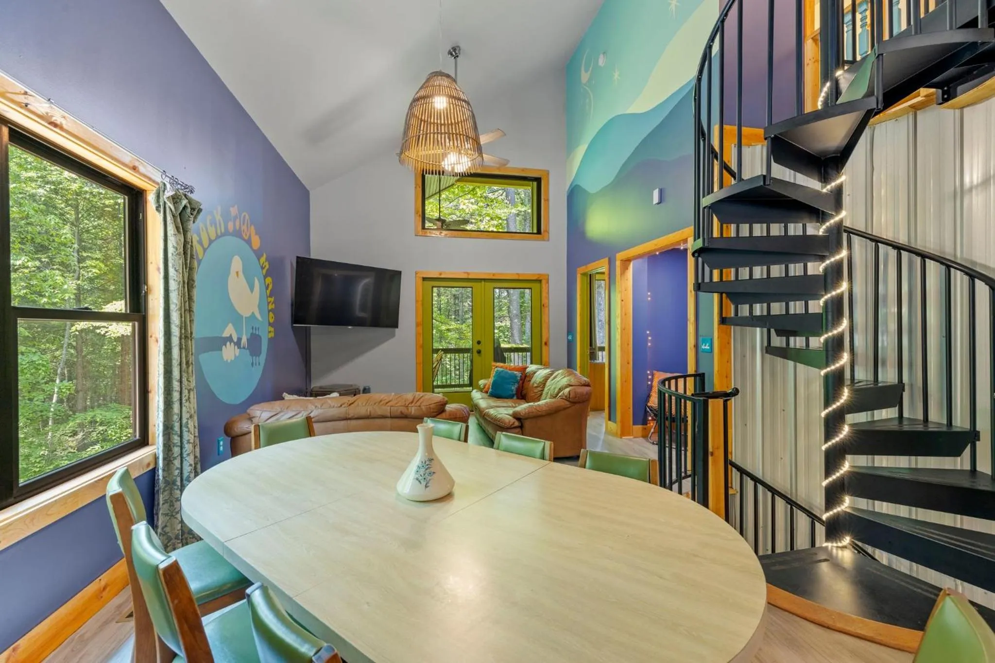 Dining area in Woodstock Manor