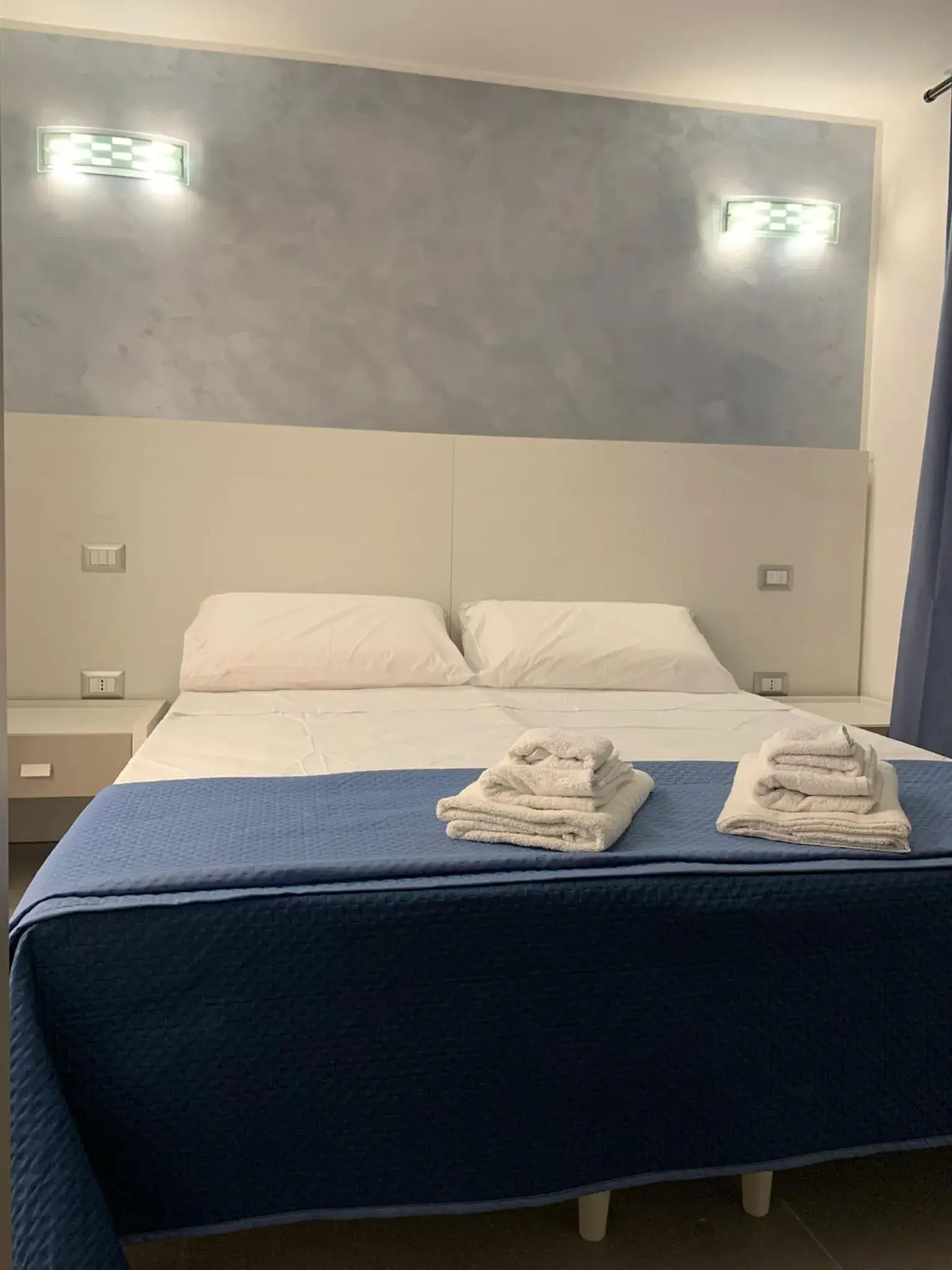 Double Room with Private Bathroom in 3 Rooms Chiaia Double Room with Private Bathroom in 3 Rooms Chiaia