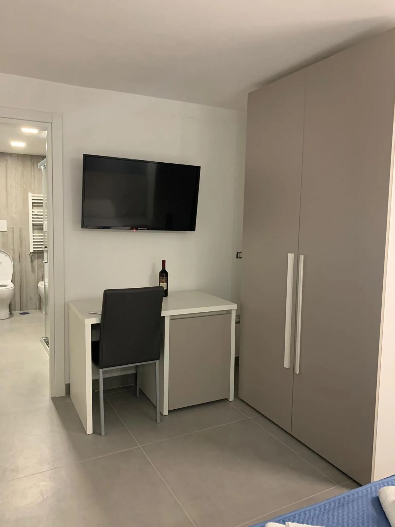 Bed in 3 Rooms Chiaia