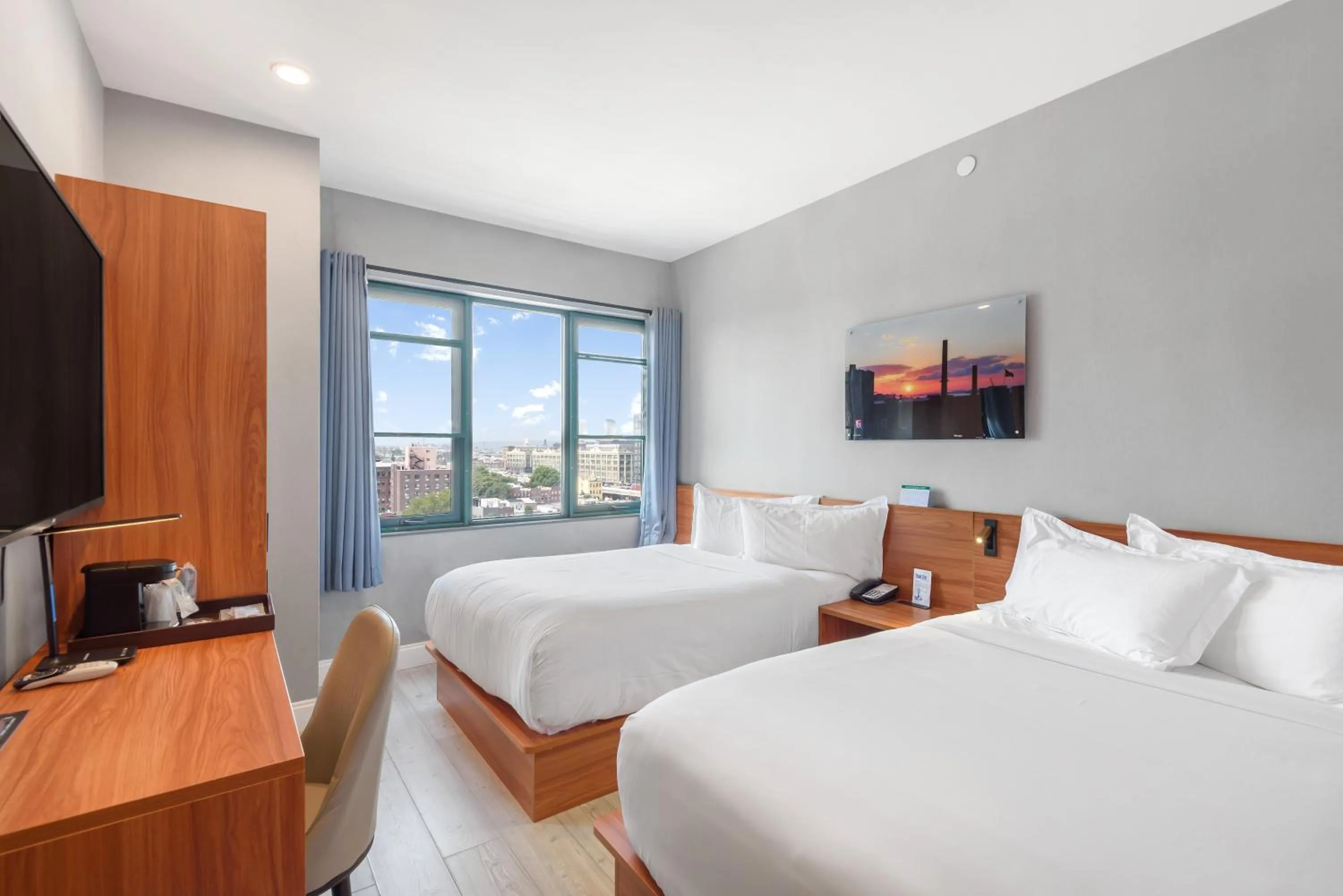 Photo of the whole room, Bed in Liberty View Brooklyn Hotel