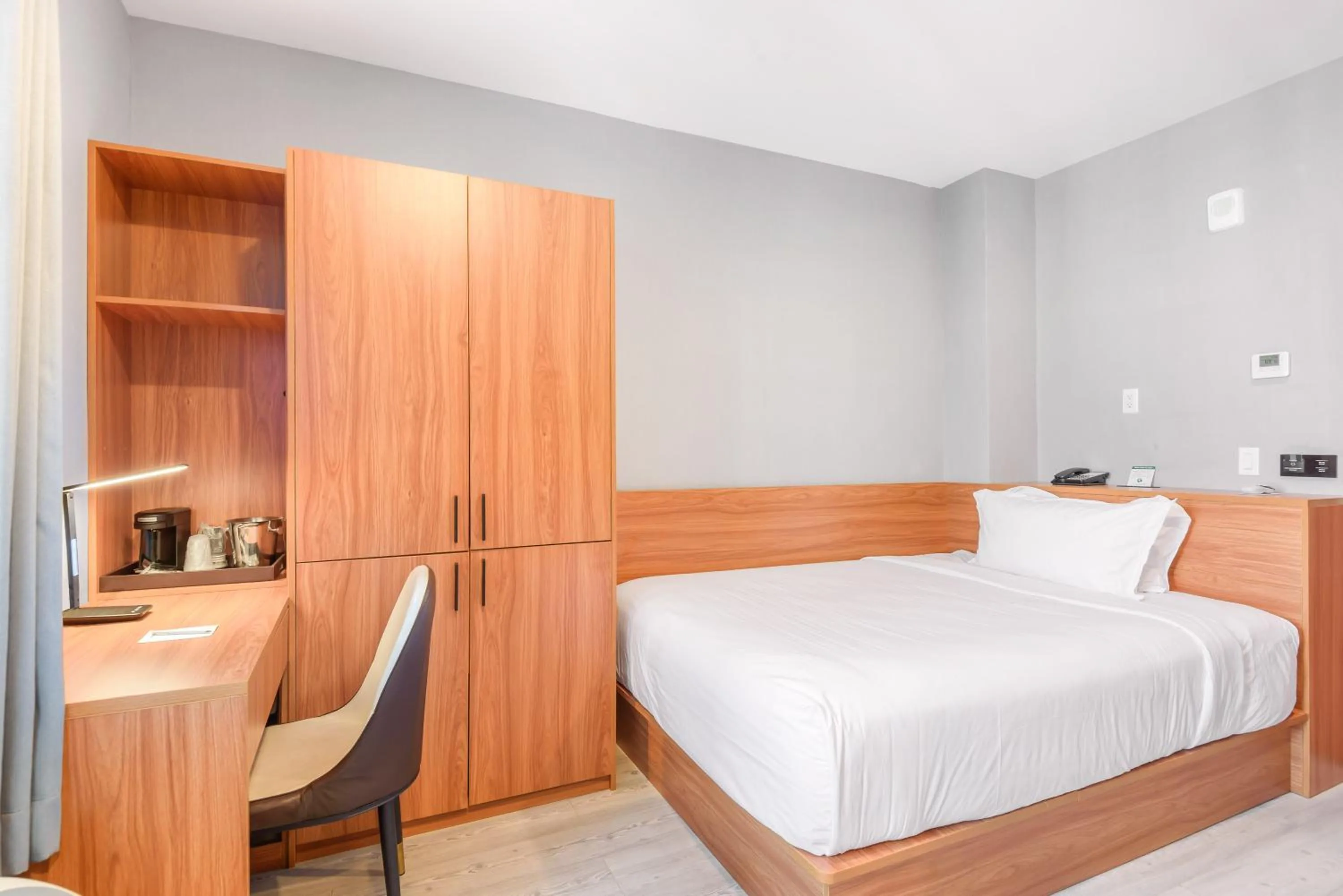 Photo of the whole room, Bed in Liberty View Brooklyn Hotel