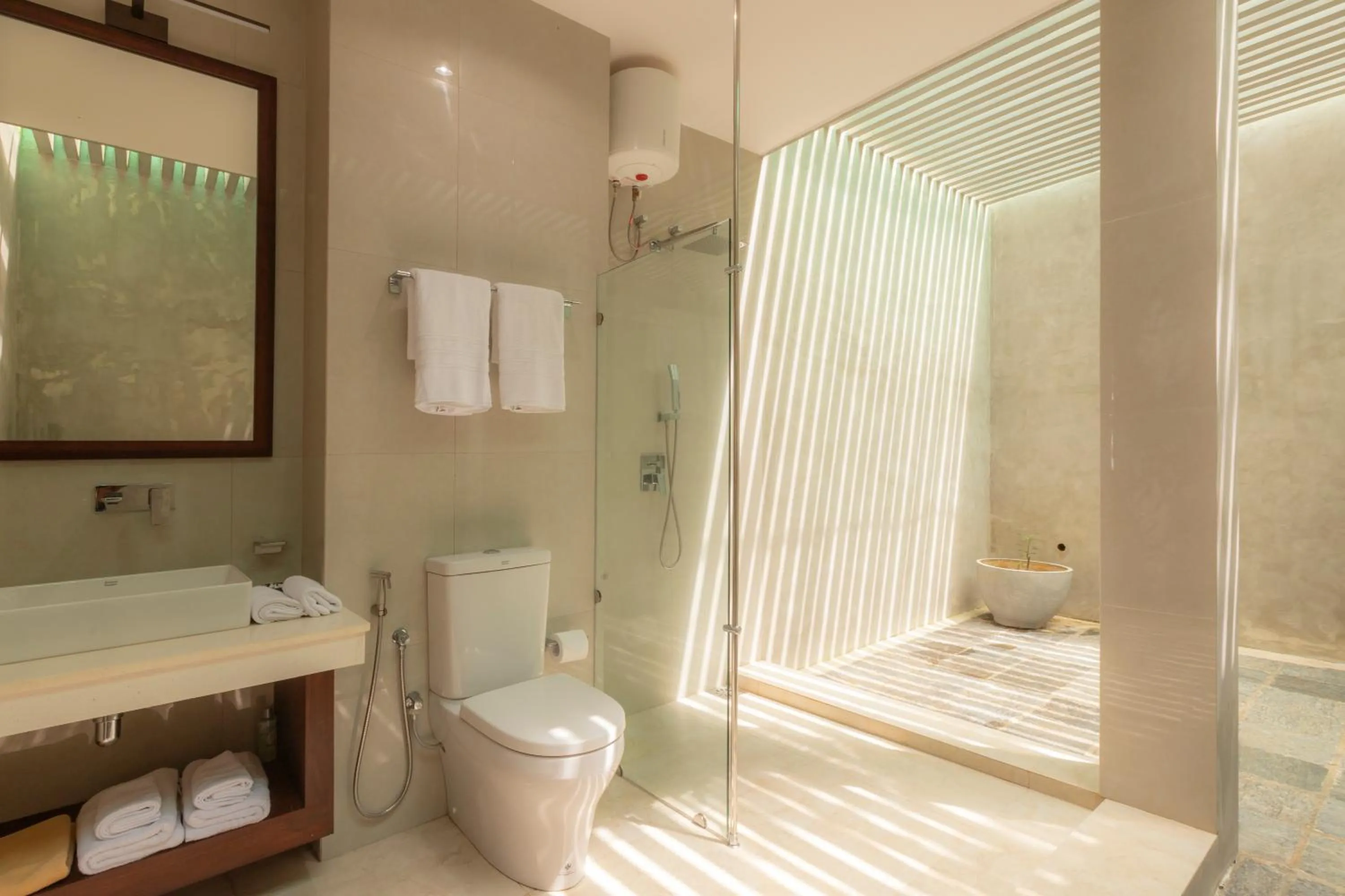 Shower in Serendipity Lake - Hikkaduwa