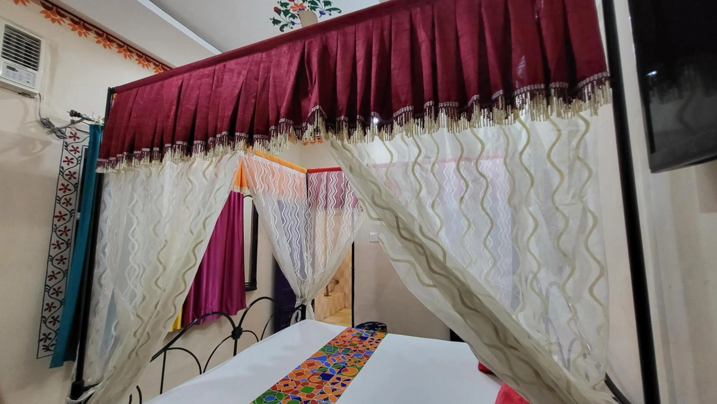 Bed in HOTEL HANUMAN GHAT On LAKE PICHOLA