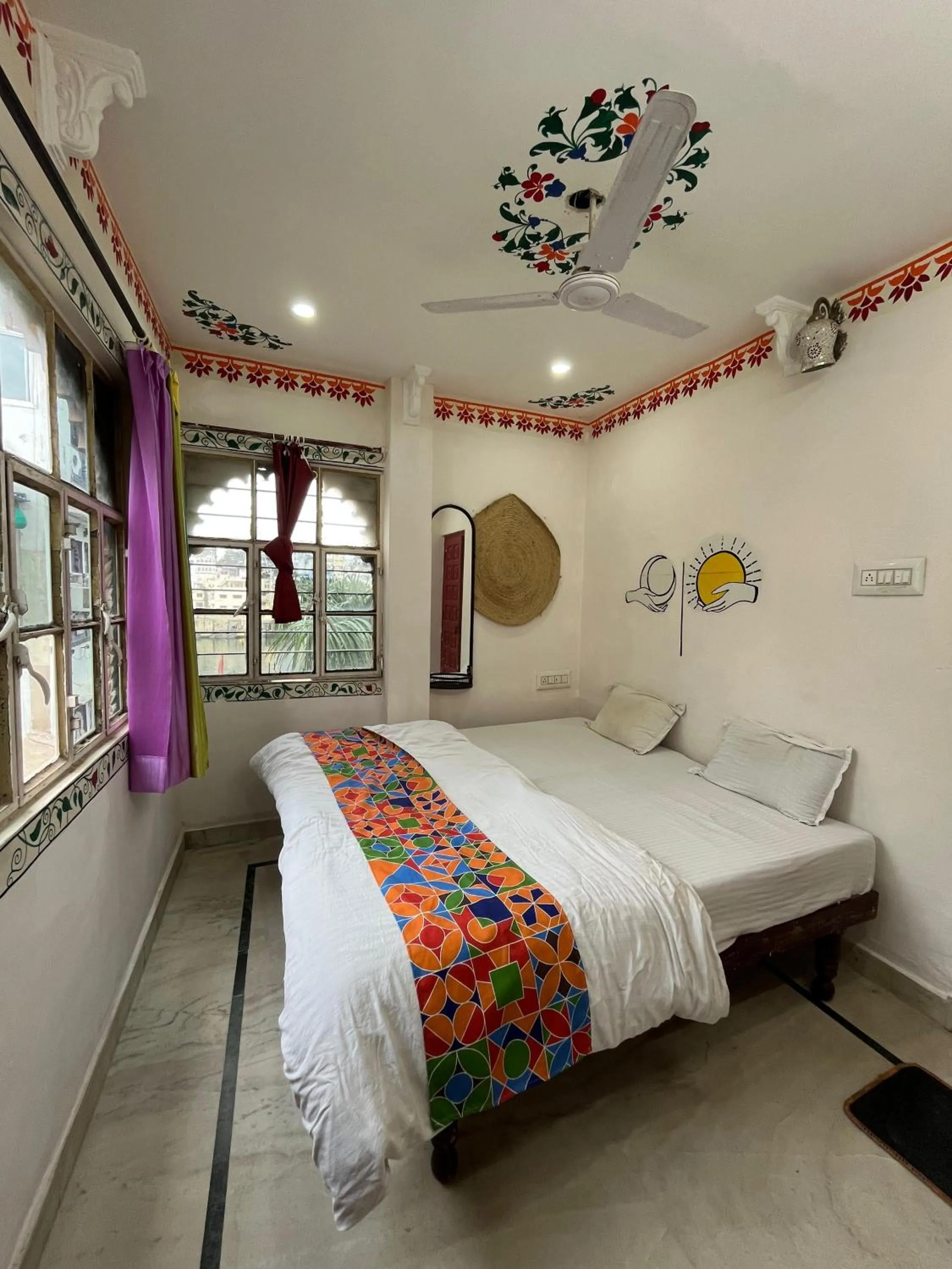 Bed in HOTEL HANUMAN GHAT On LAKE PICHOLA