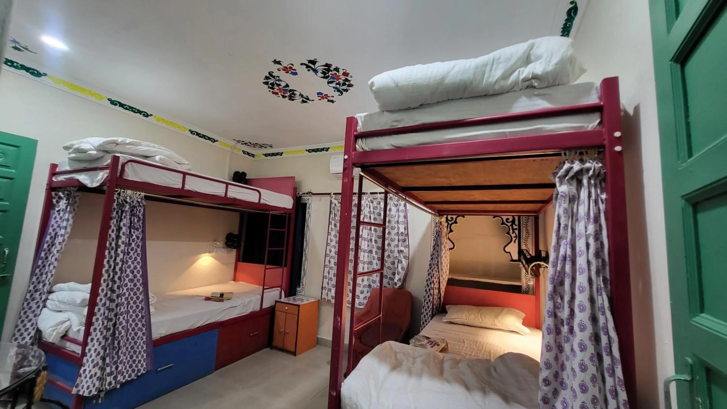 Bed in HOTEL HANUMAN GHAT On LAKE PICHOLA