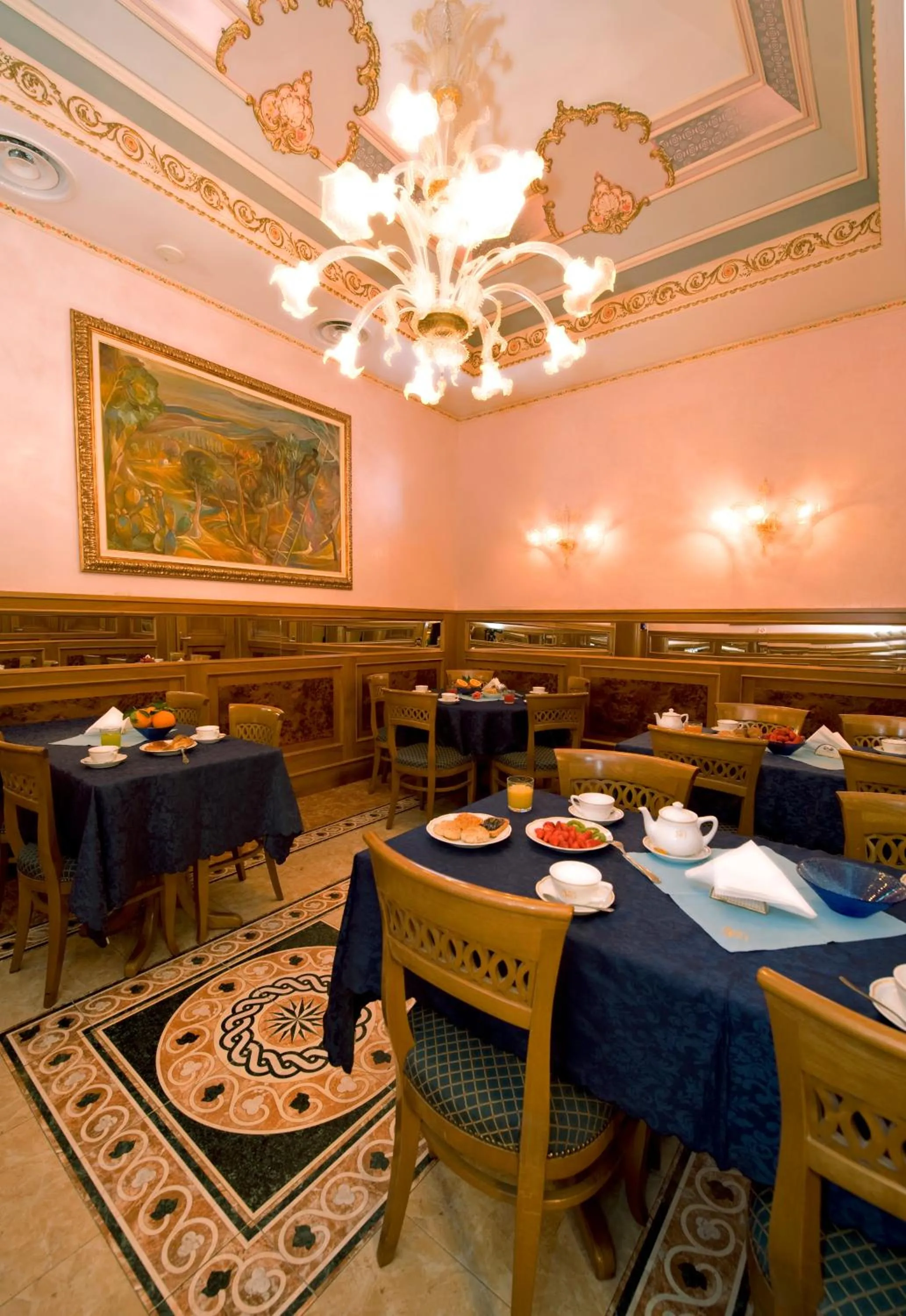 Restaurant/places to eat in Hotel Joli