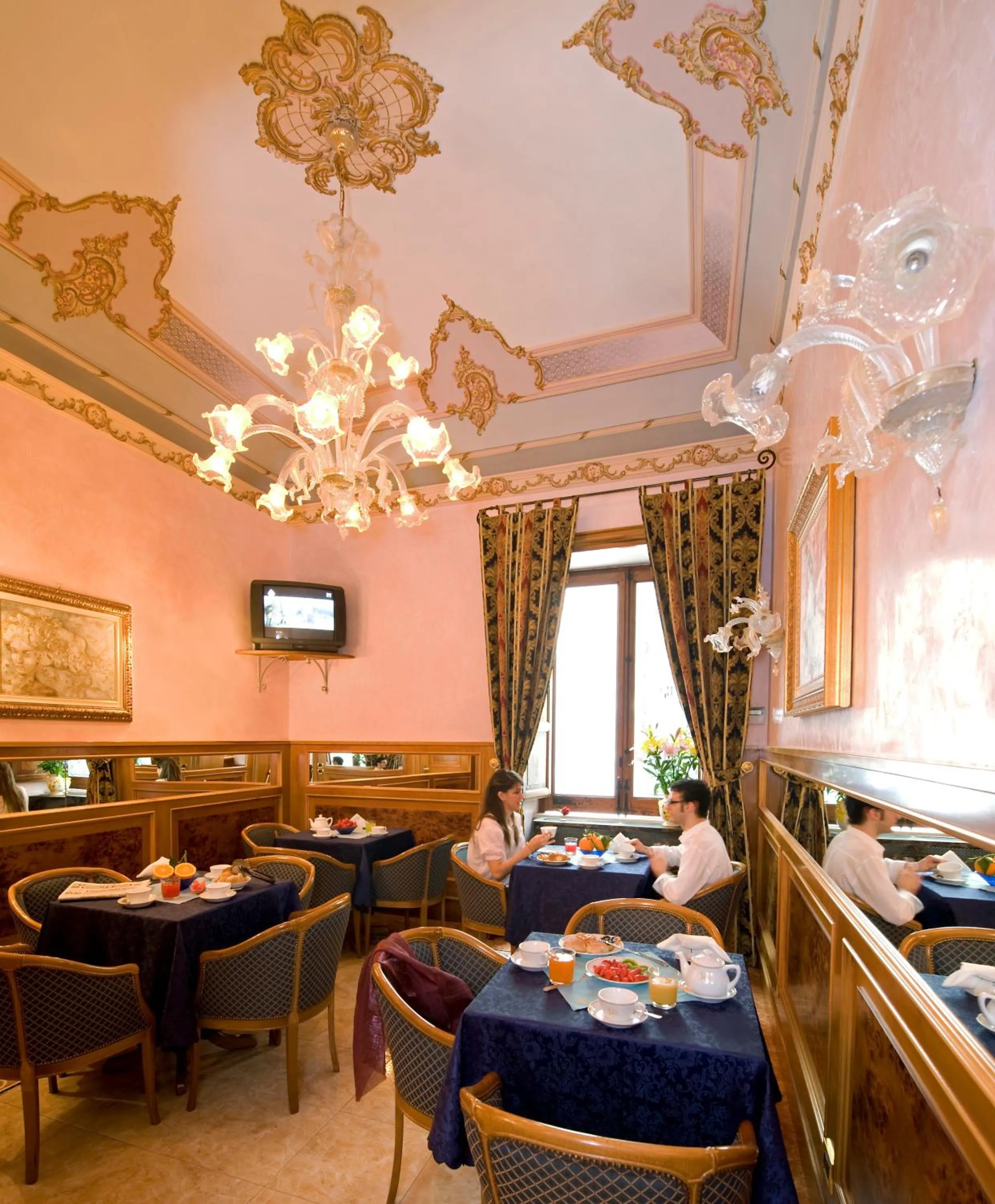 Restaurant/places to eat in Hotel Joli