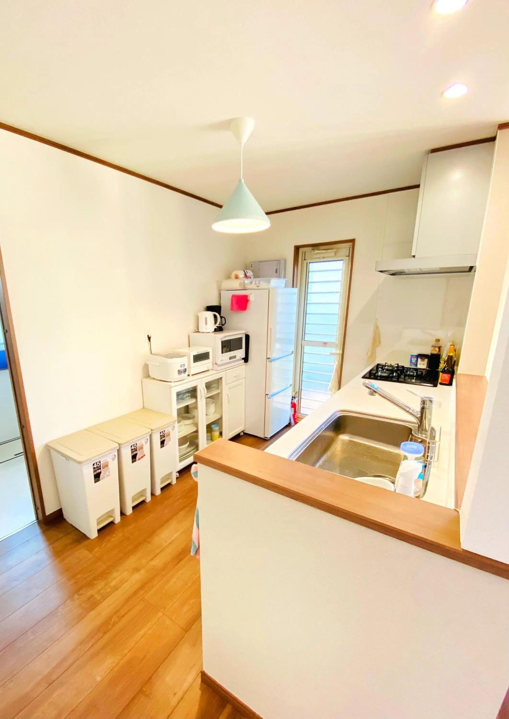 Kitchen or kitchenette in ABURATSUBO Bekkan 三浦半島の最南端にある有数のマグロの町 BBQが可能な貸別荘