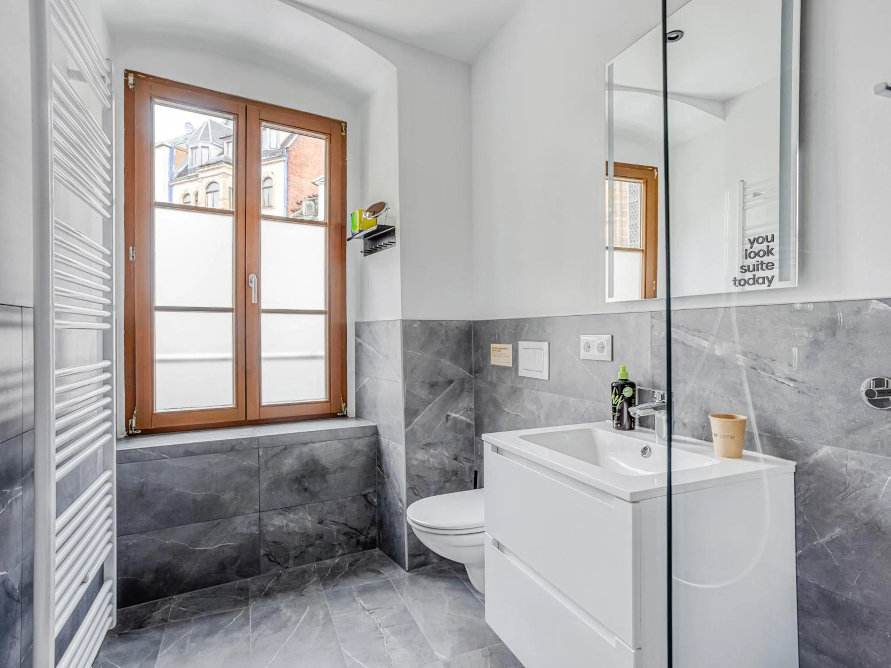 Shower in Limehome Zwickau Hauptmarkt