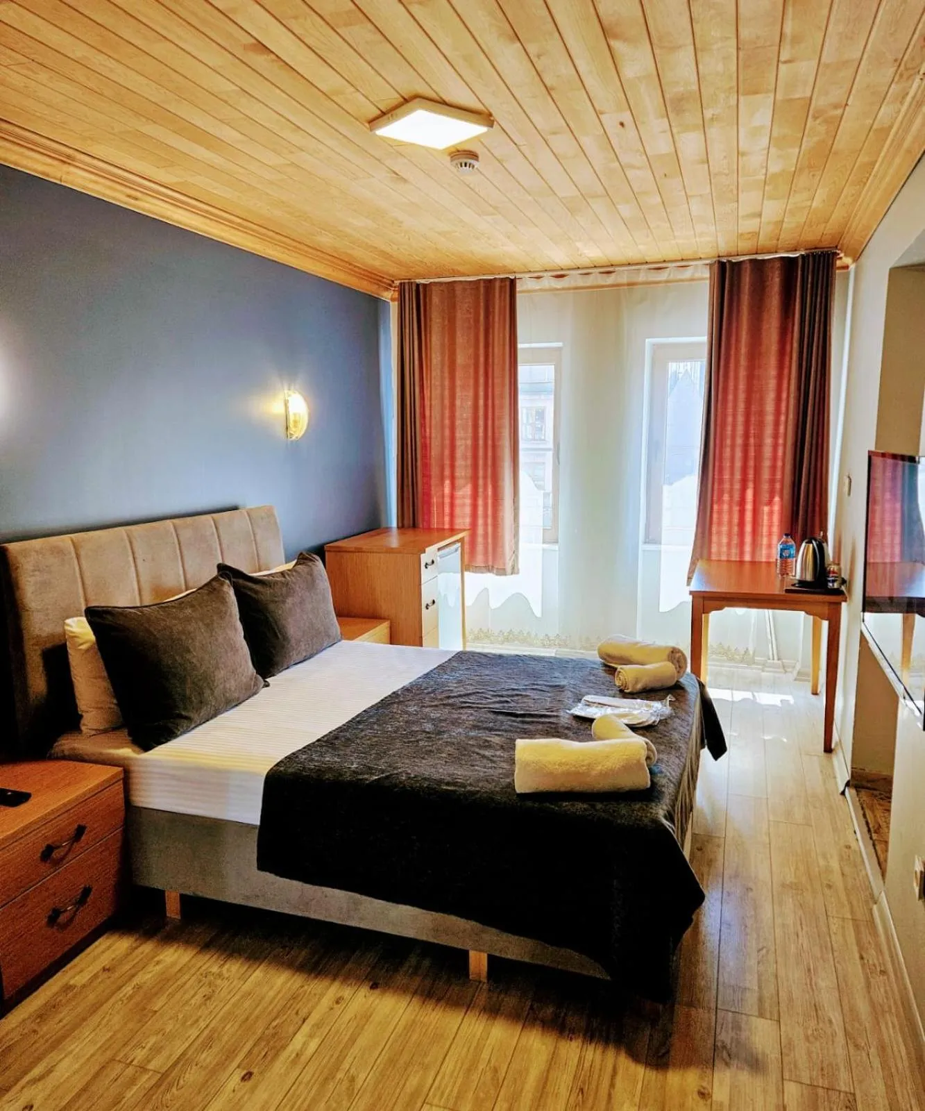 Communal lounge/ TV room, Bed in TAXIM 34 Hotel İstanbul