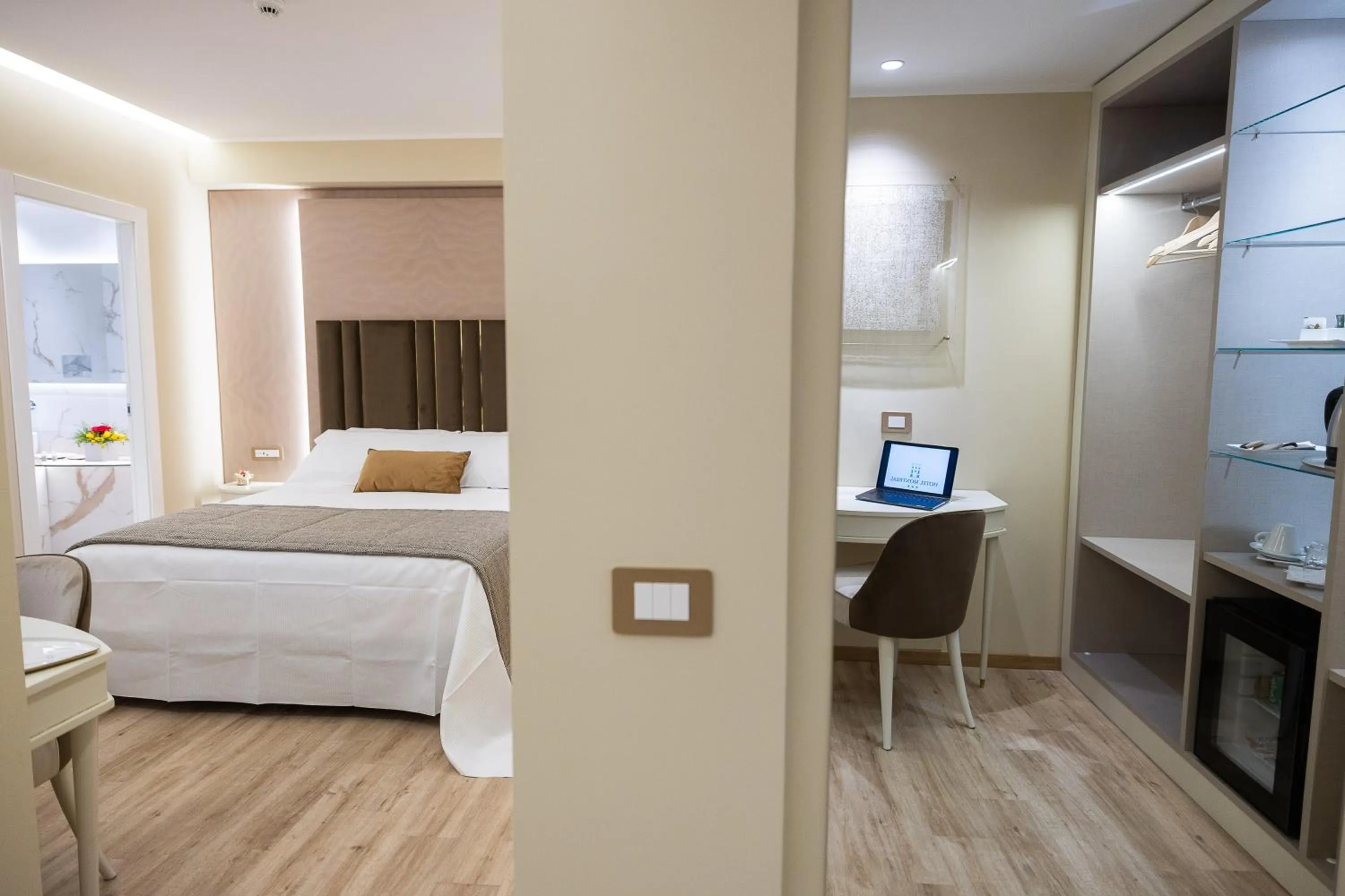 Bed in Hotel Montreal