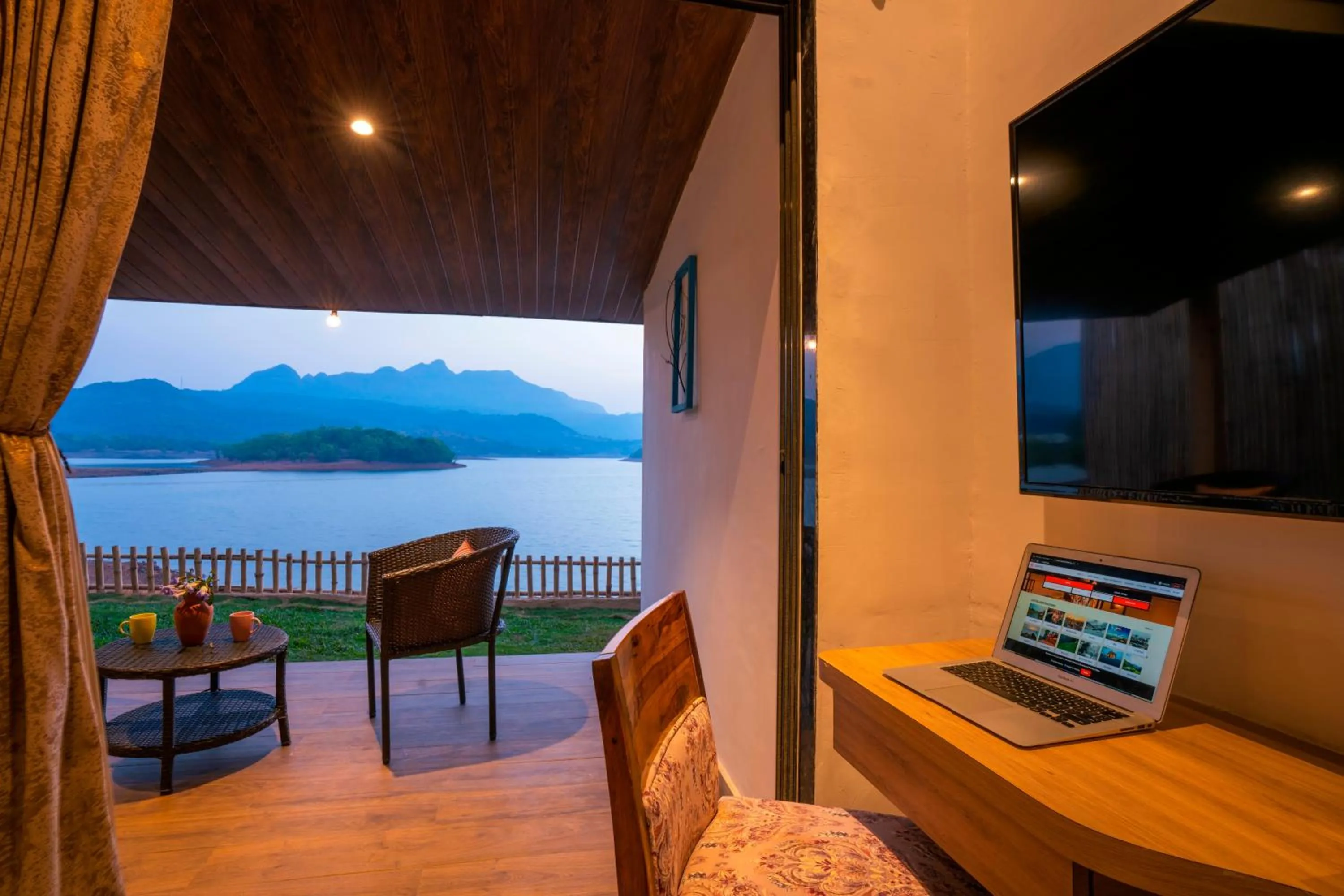 Communal lounge/ TV room in Zostel Plus Lonavala