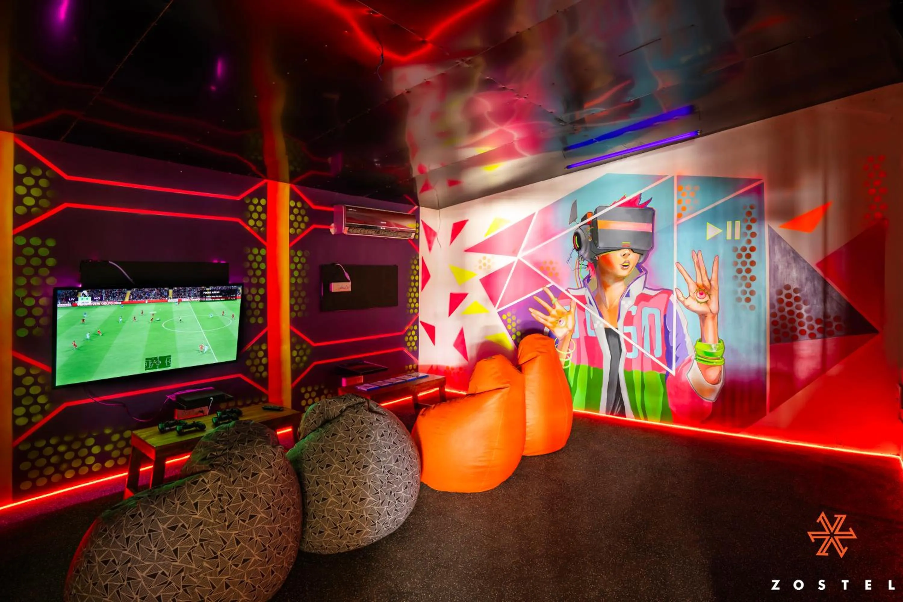 Communal lounge/ TV room in Zostel Plus Lonavala