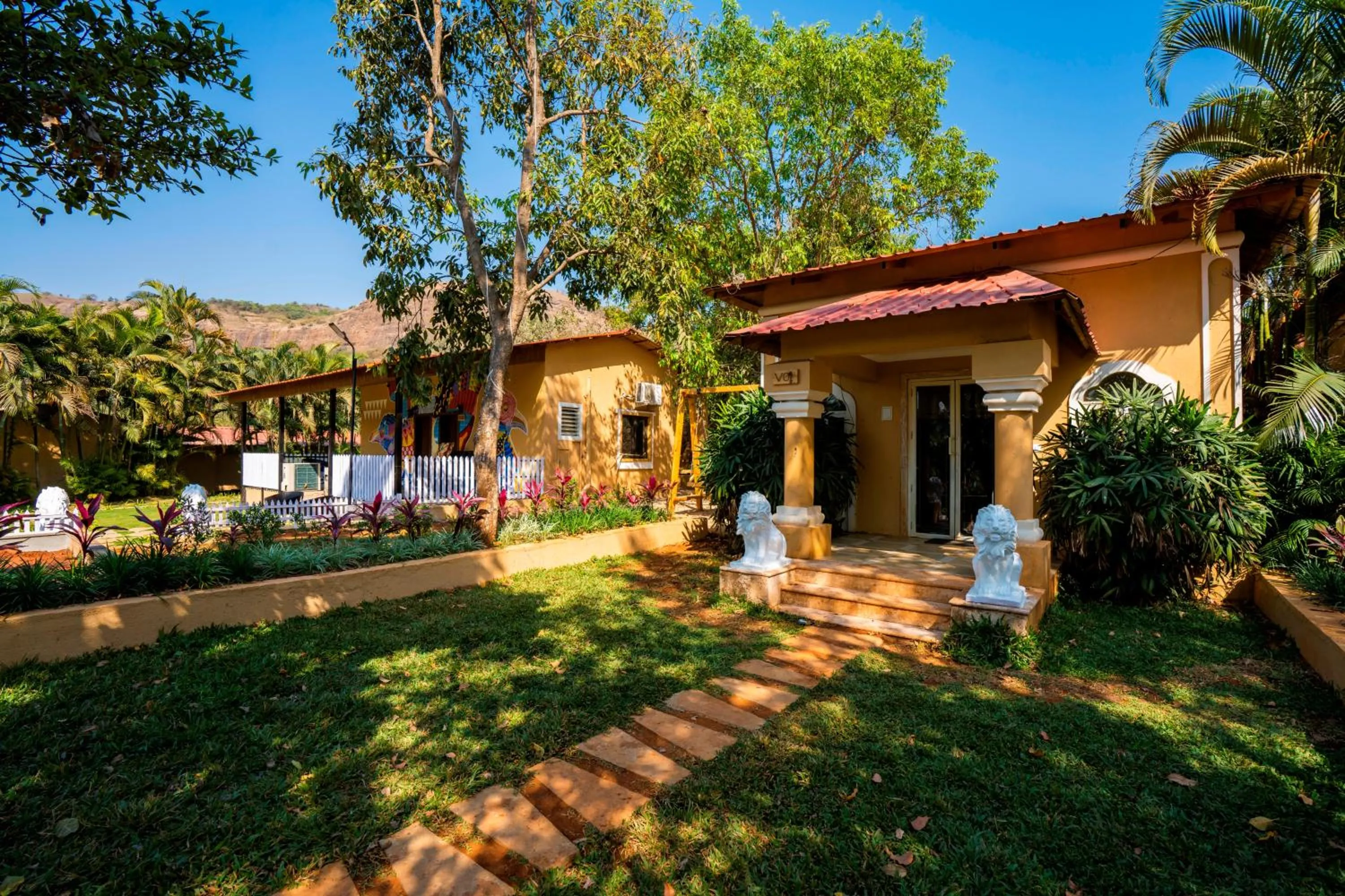 Facade/entrance in Zostel Plus Lonavala