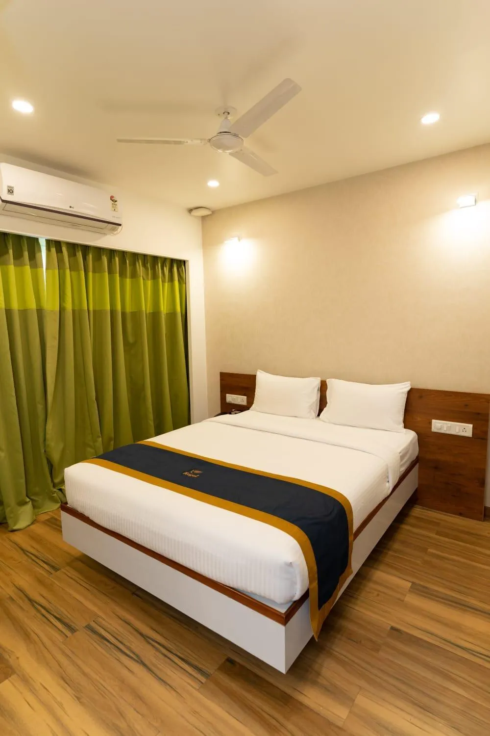 Bedroom, Bed in Regal Suites