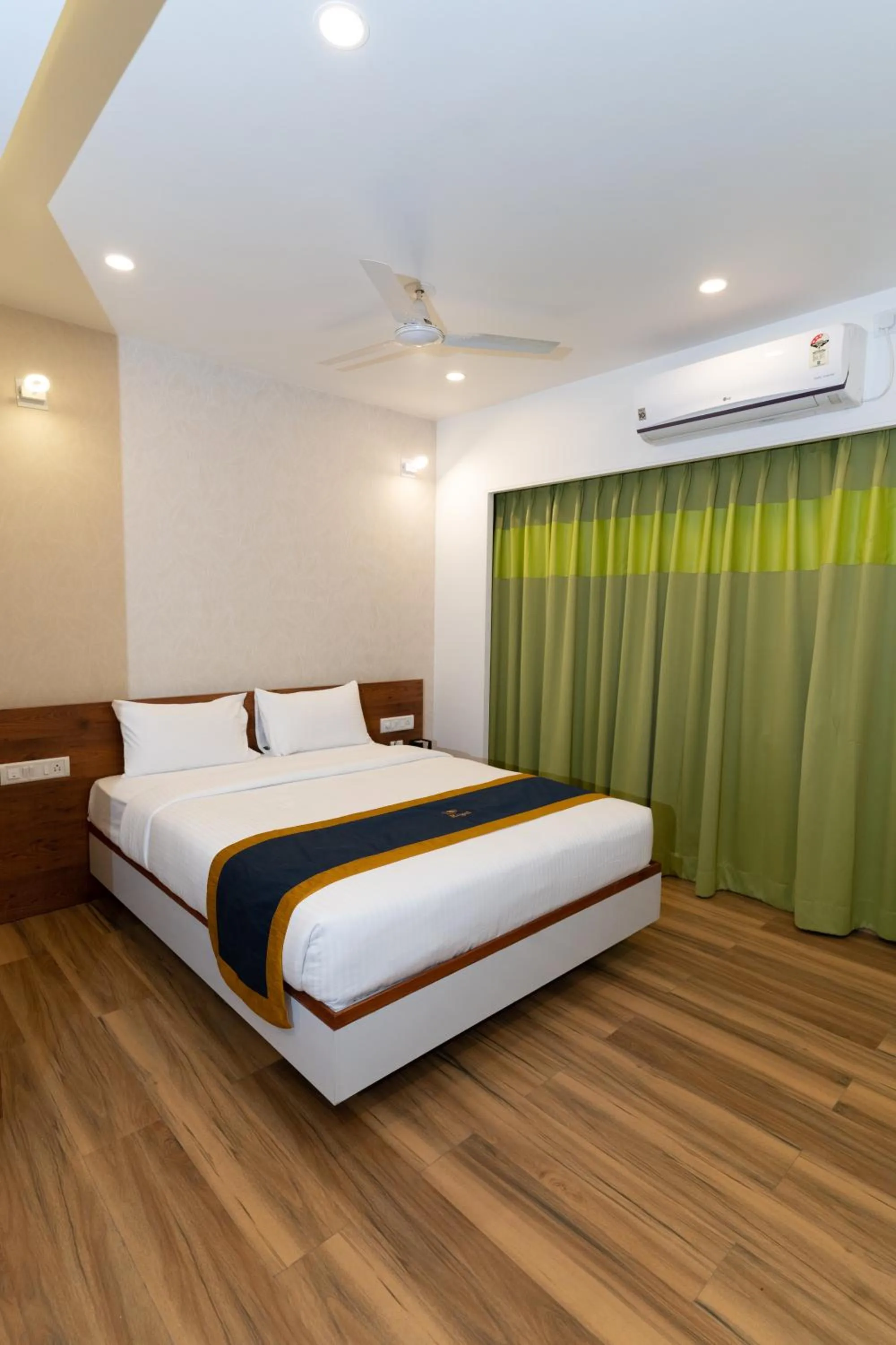 Coffee/tea facilities, Bed in Regal Suites