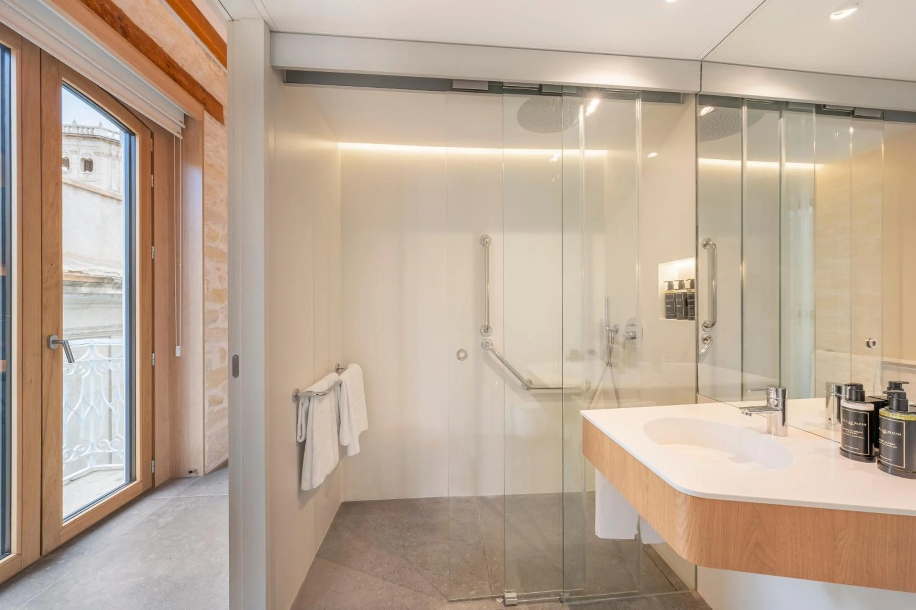 Bathroom in Tandem Pórtico Alicante Suites