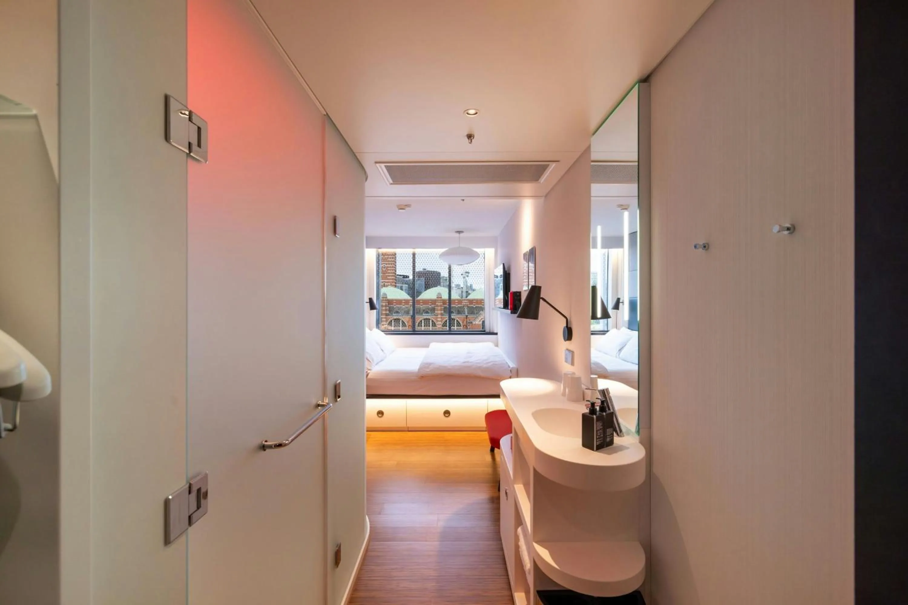 Bedroom, Bed in citizenM London Victoria Station