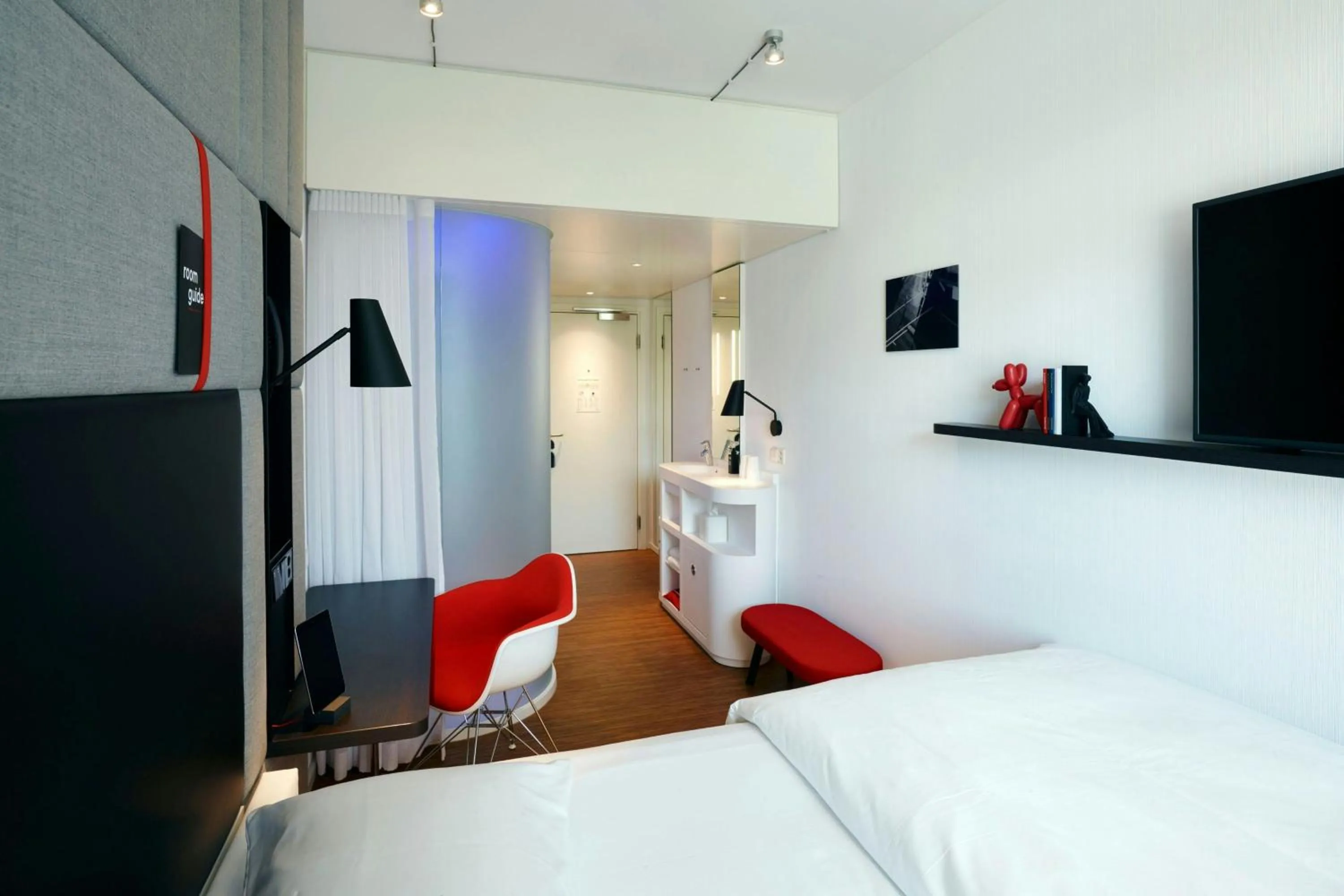 Bedroom, Bed in citizenM London Victoria Station