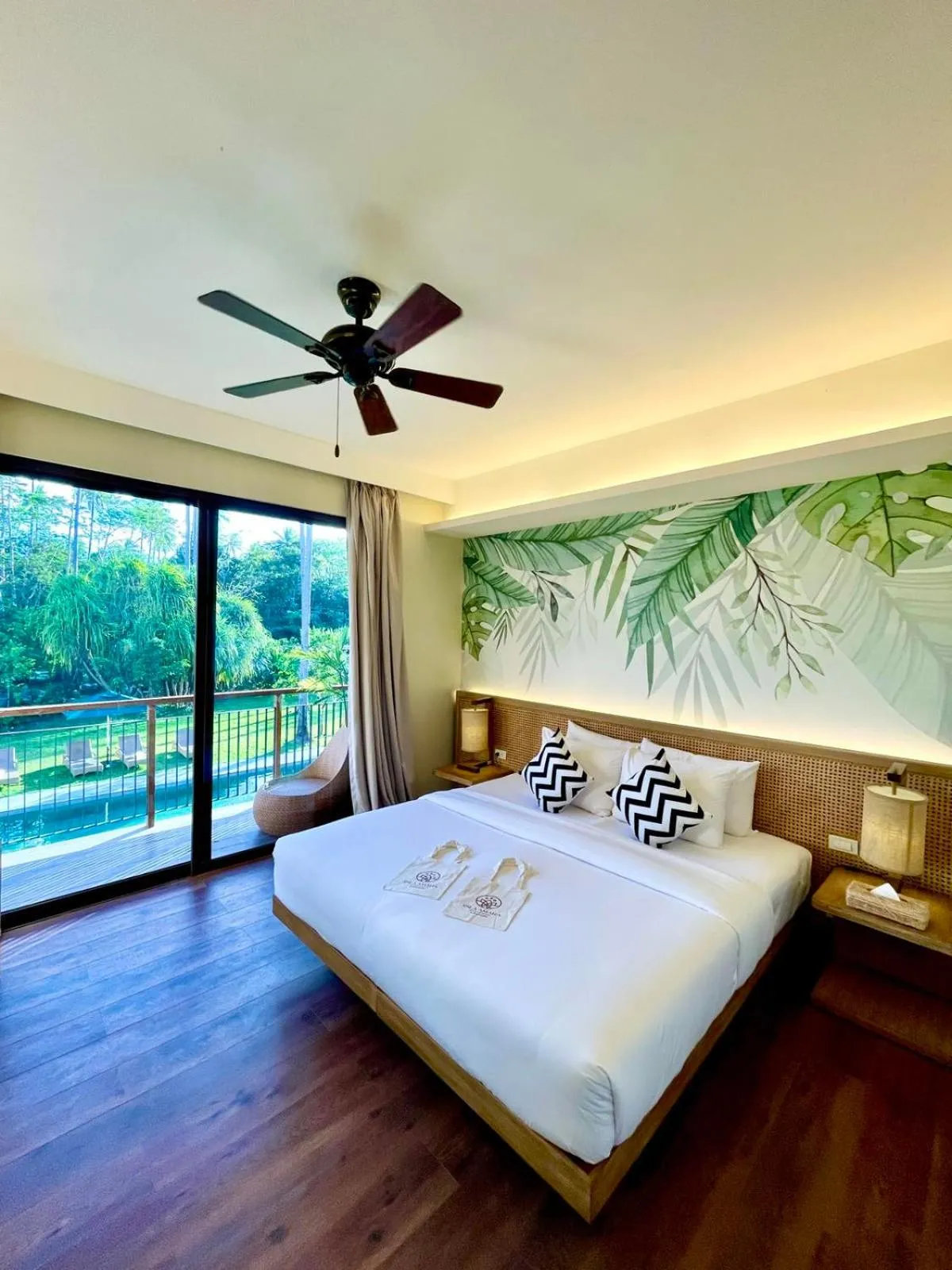 Swimming pool, Bed in Isla Amara Resort