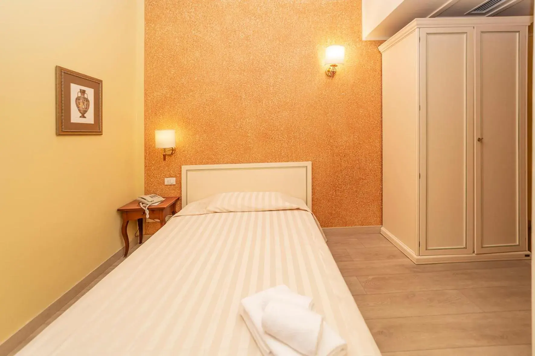 Deluxe Queen Room with Lake View in Hotel Pallanza by LVG Hotel Collection Deluxe Queen Room with Lake View in Hotel Pallanza by LVG Hotel Collection