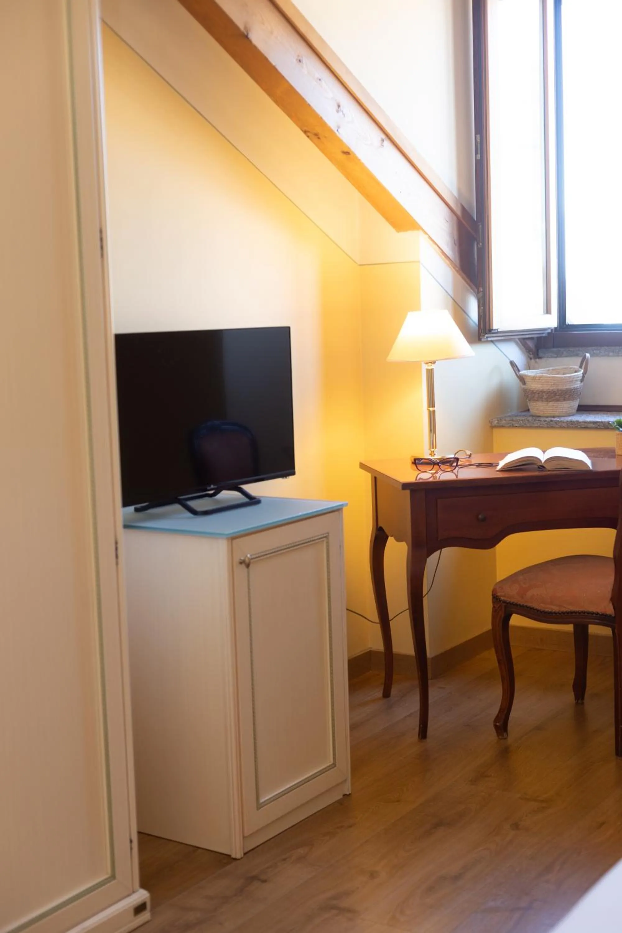 TV and multimedia, Bed in LVG Hotel Collection - Pallanza