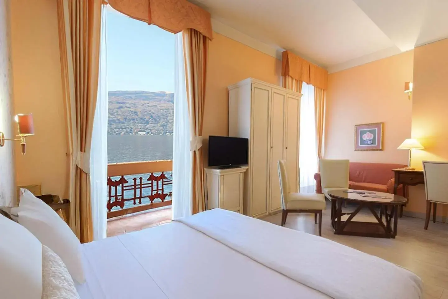 Junior Suite with Balcony and Lake View in Hotel Pallanza by LVG Hotel Collection Junior Suite with Balcony and Lake View in Hotel Pallanza by LVG Hotel Collection