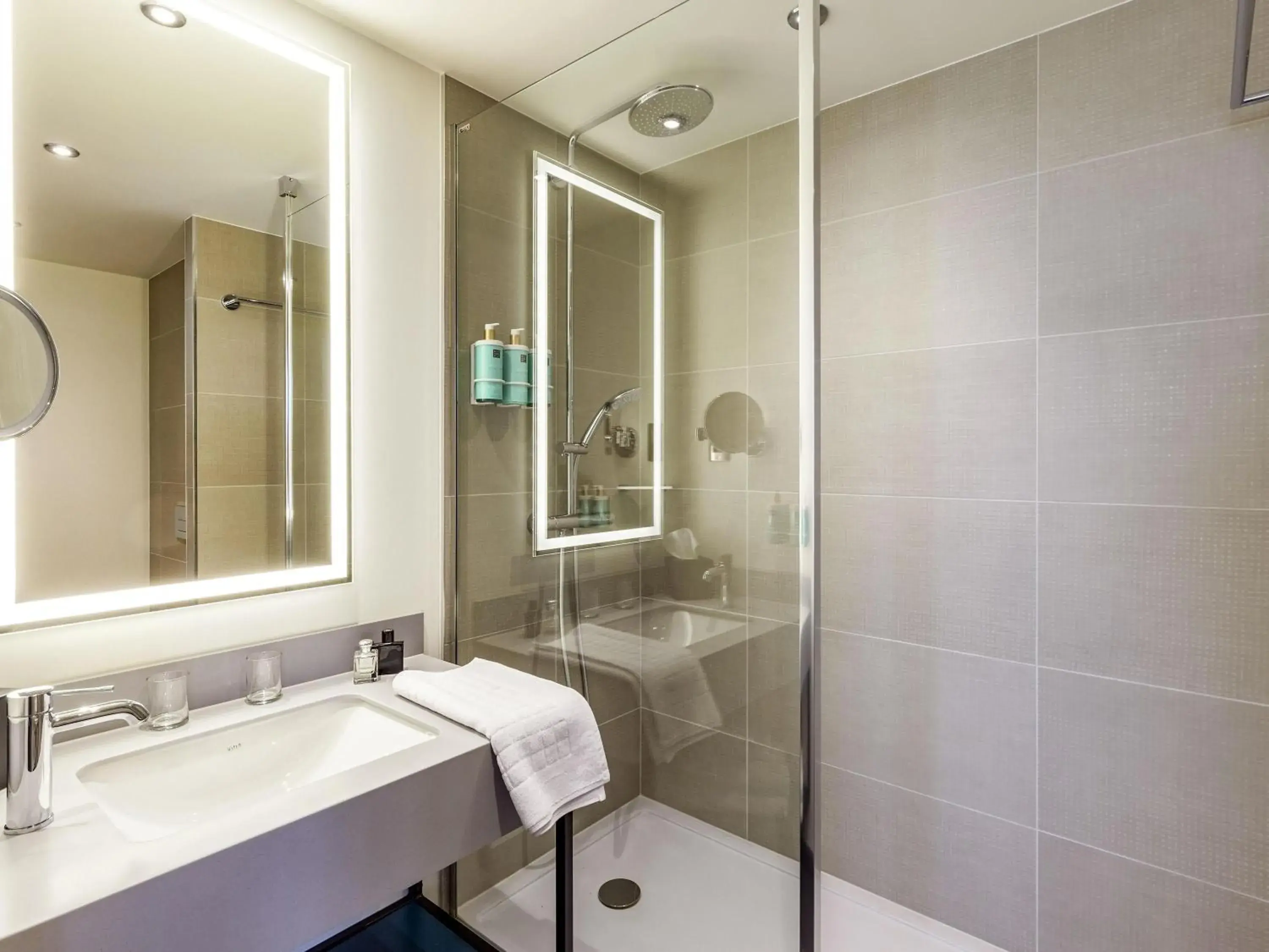 Standard Twin Room in Novotel Liverpool Paddington Village Standard Twin Room in Novotel Liverpool Paddington Village