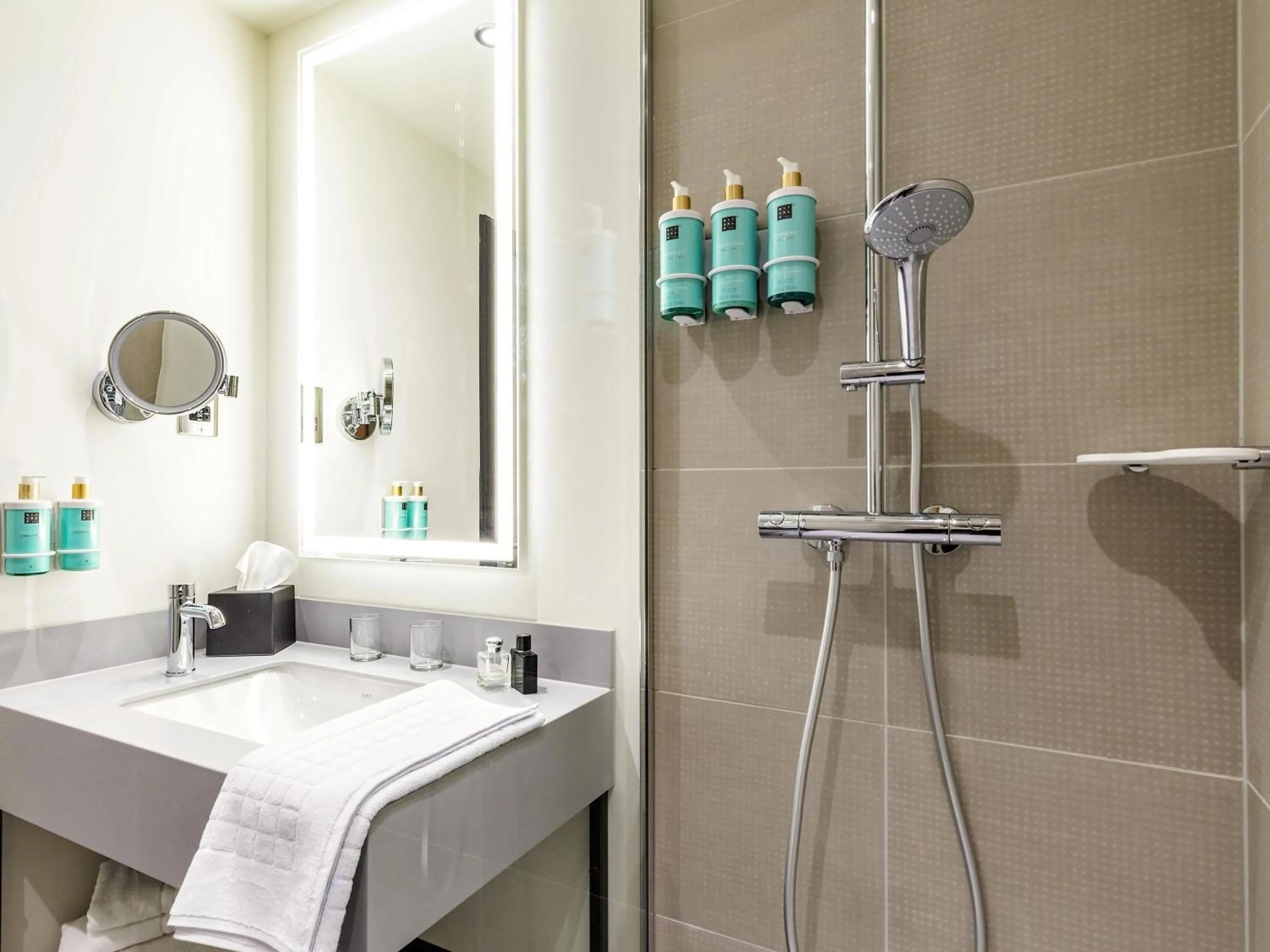 Bedroom in Novotel Liverpool Paddington Village