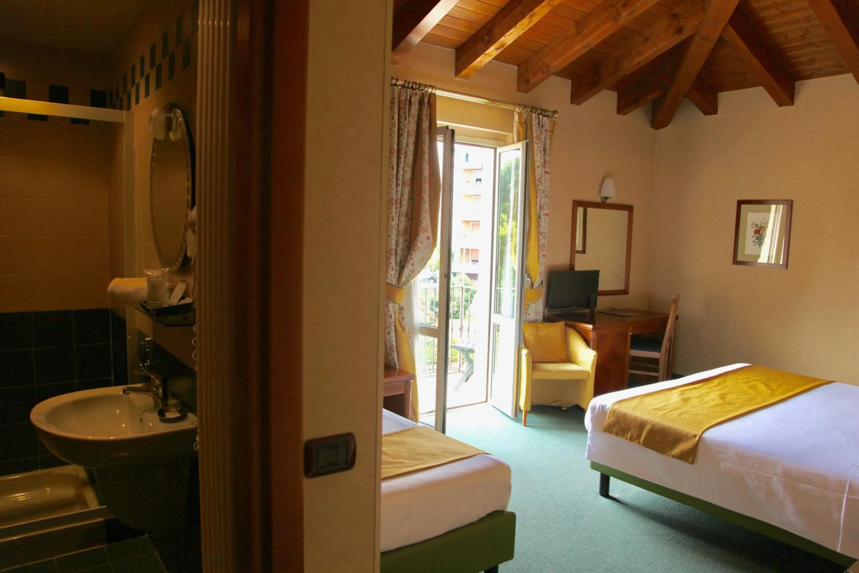 Shower, Bed in Santanna