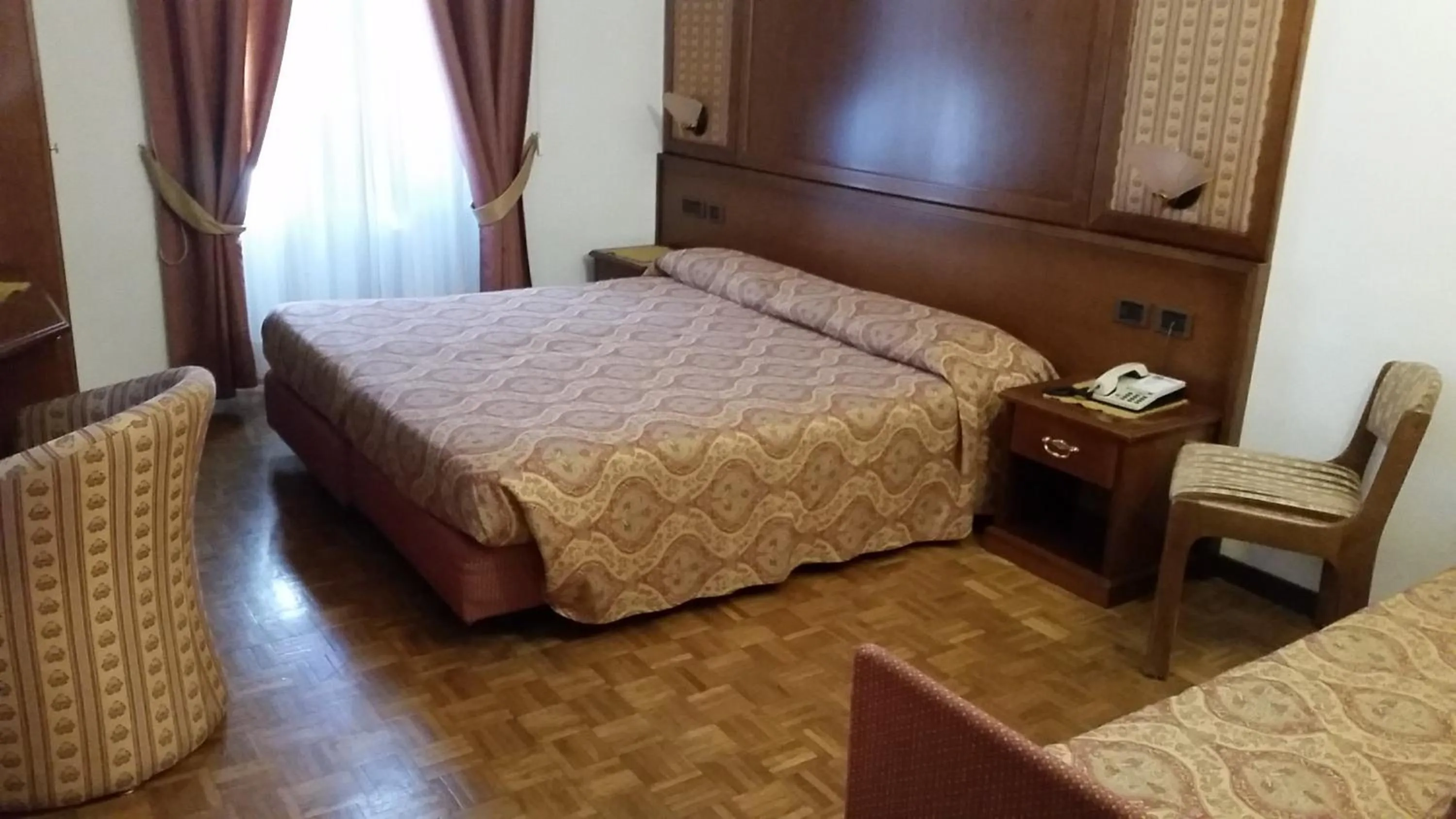 Photo of the whole room in Hotel Carlone