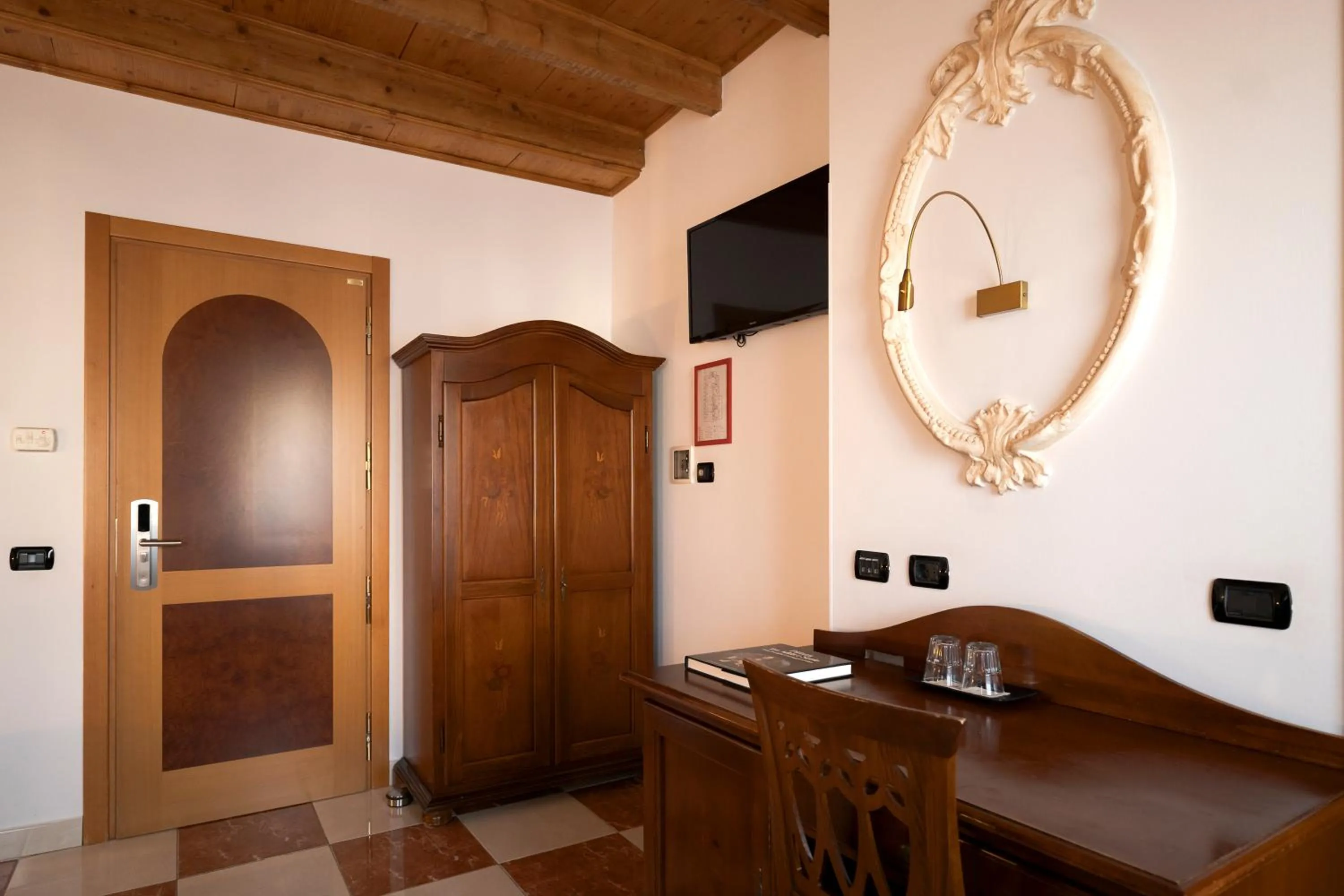 wardrobe in Hotel Ungheria Varese 1946