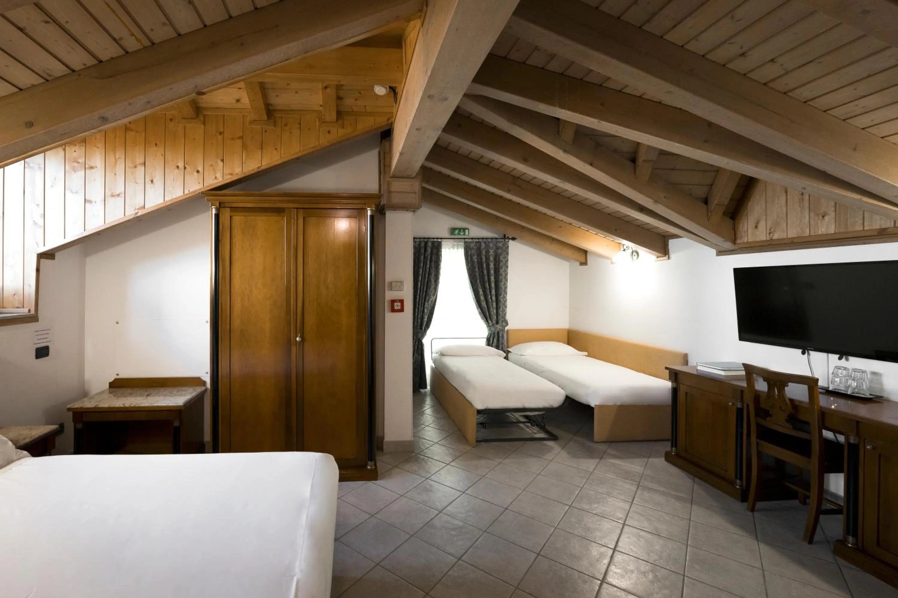 Photo of the whole room, Bed in Hotel Ungheria Varese 1946