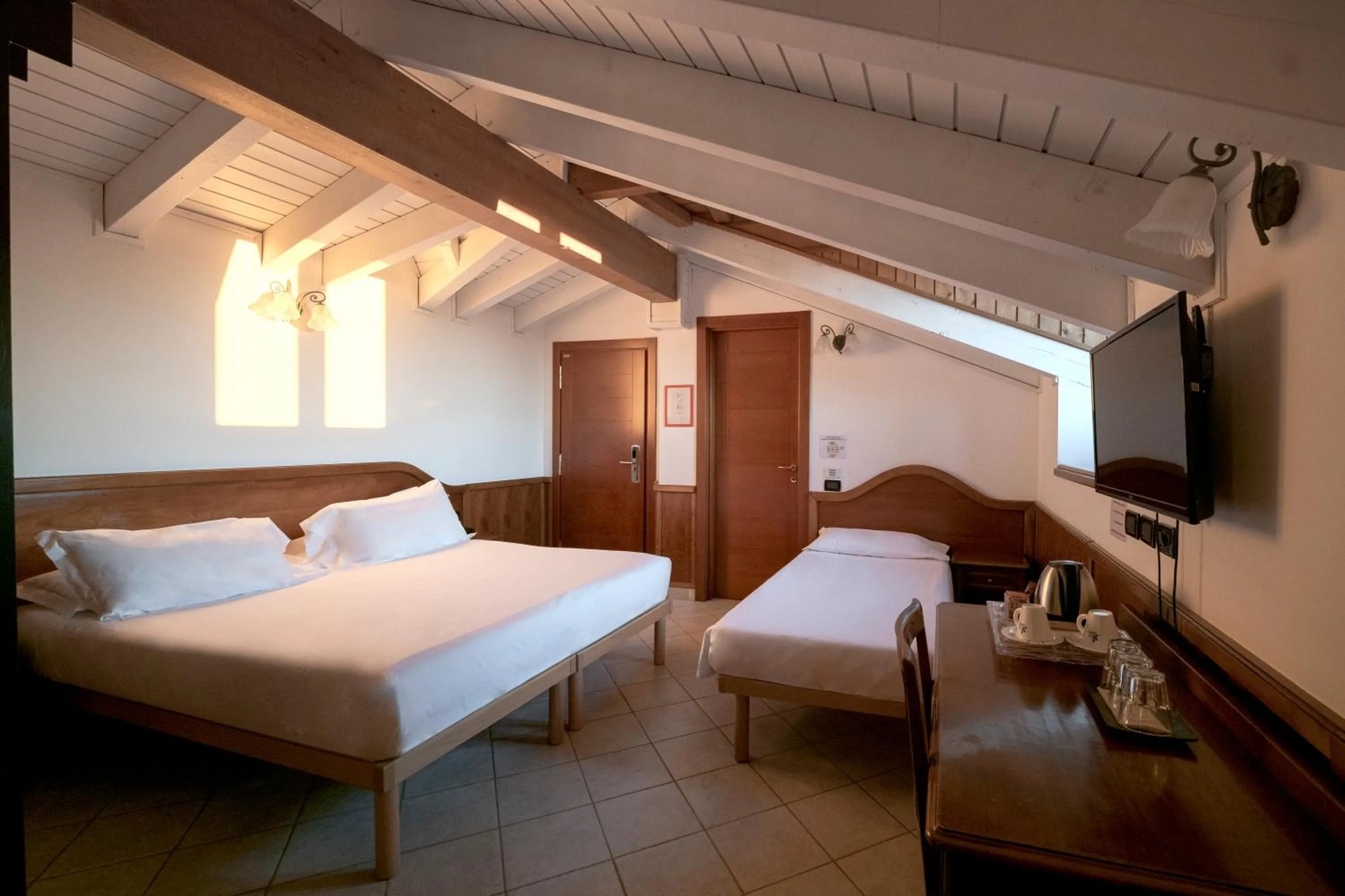 Photo of the whole room, Bed in Hotel Ungheria Varese 1946