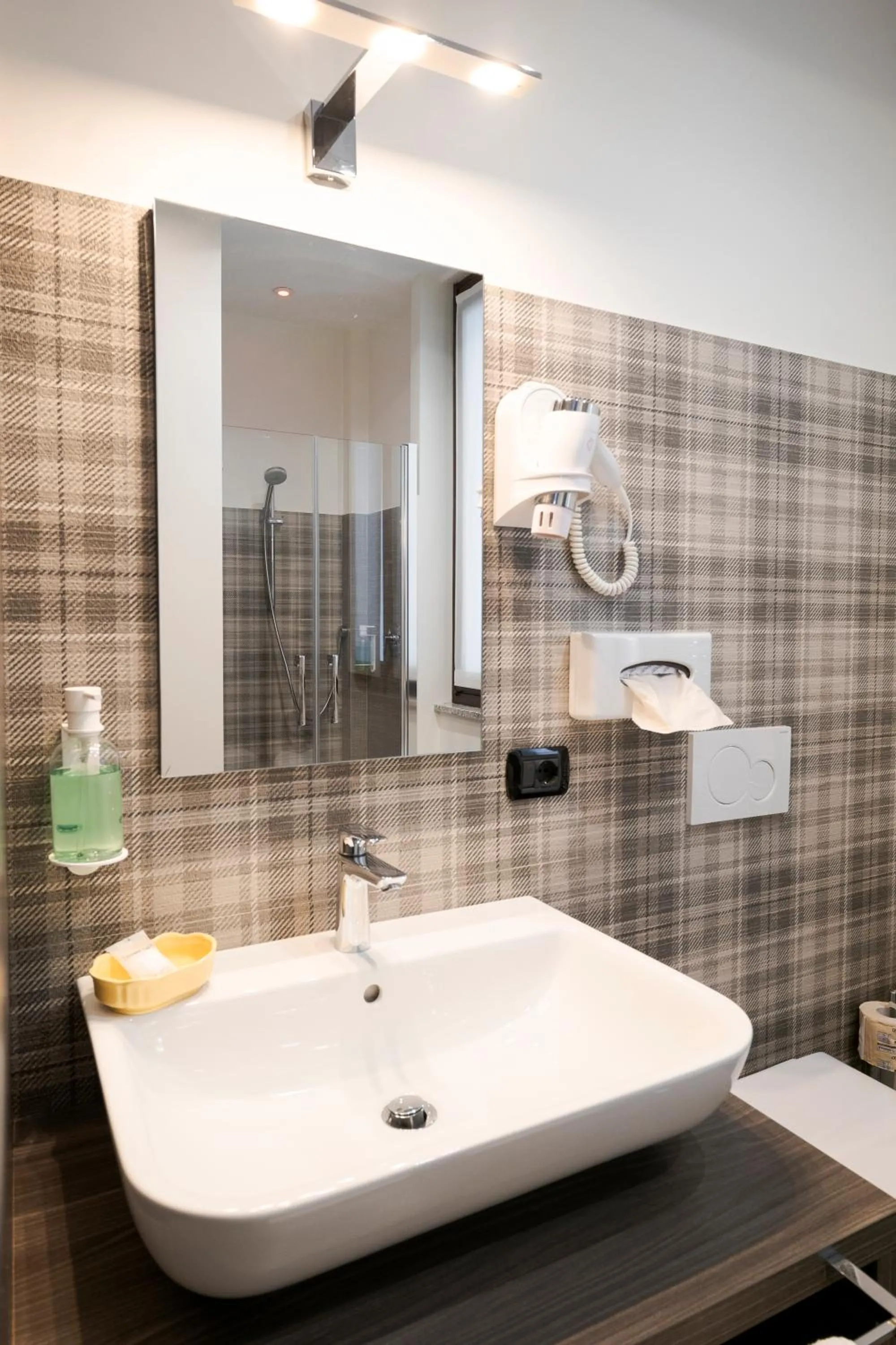 Bathroom in Hotel Ungheria Varese 1946