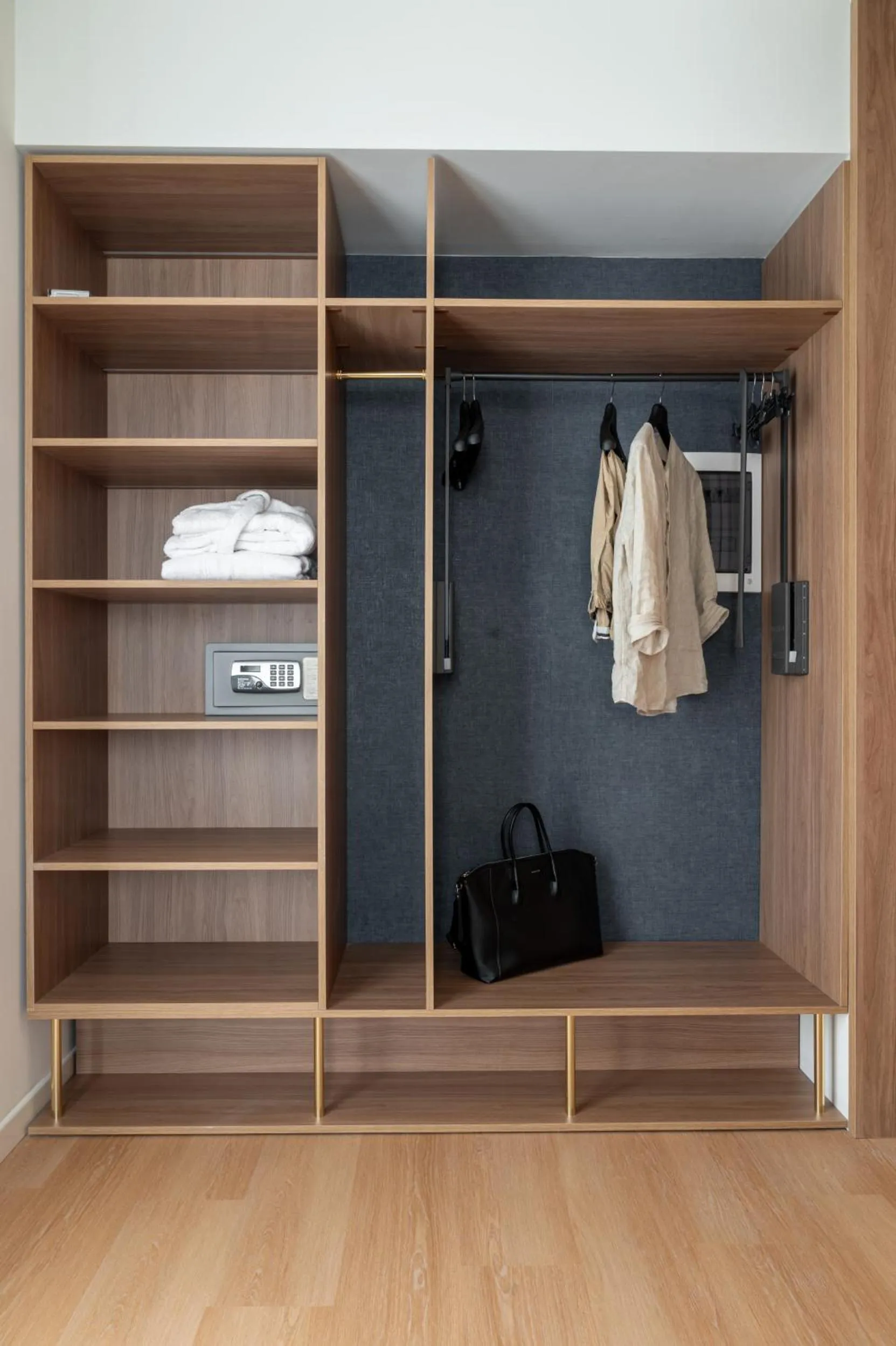 wardrobe in Hotel Ungheria Varese 1946