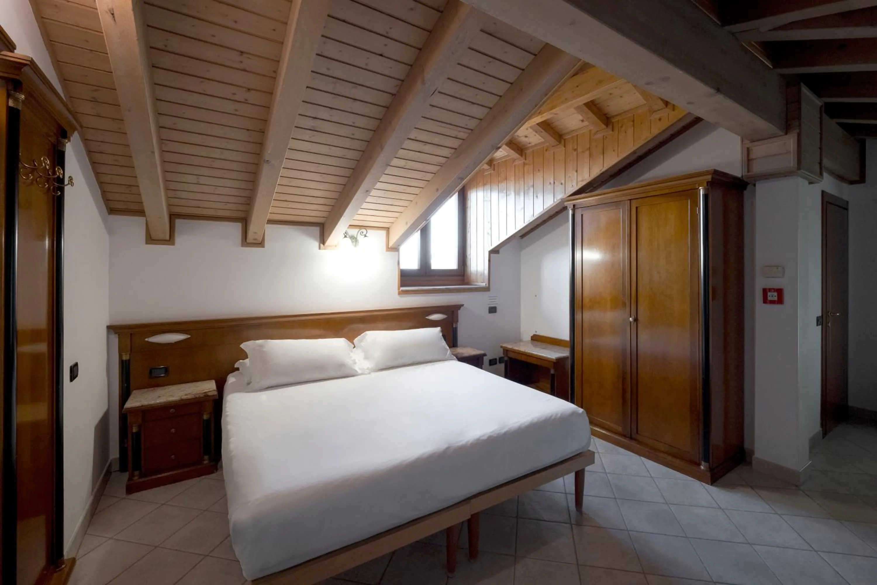 Bed in Hotel Ungheria Varese 1946