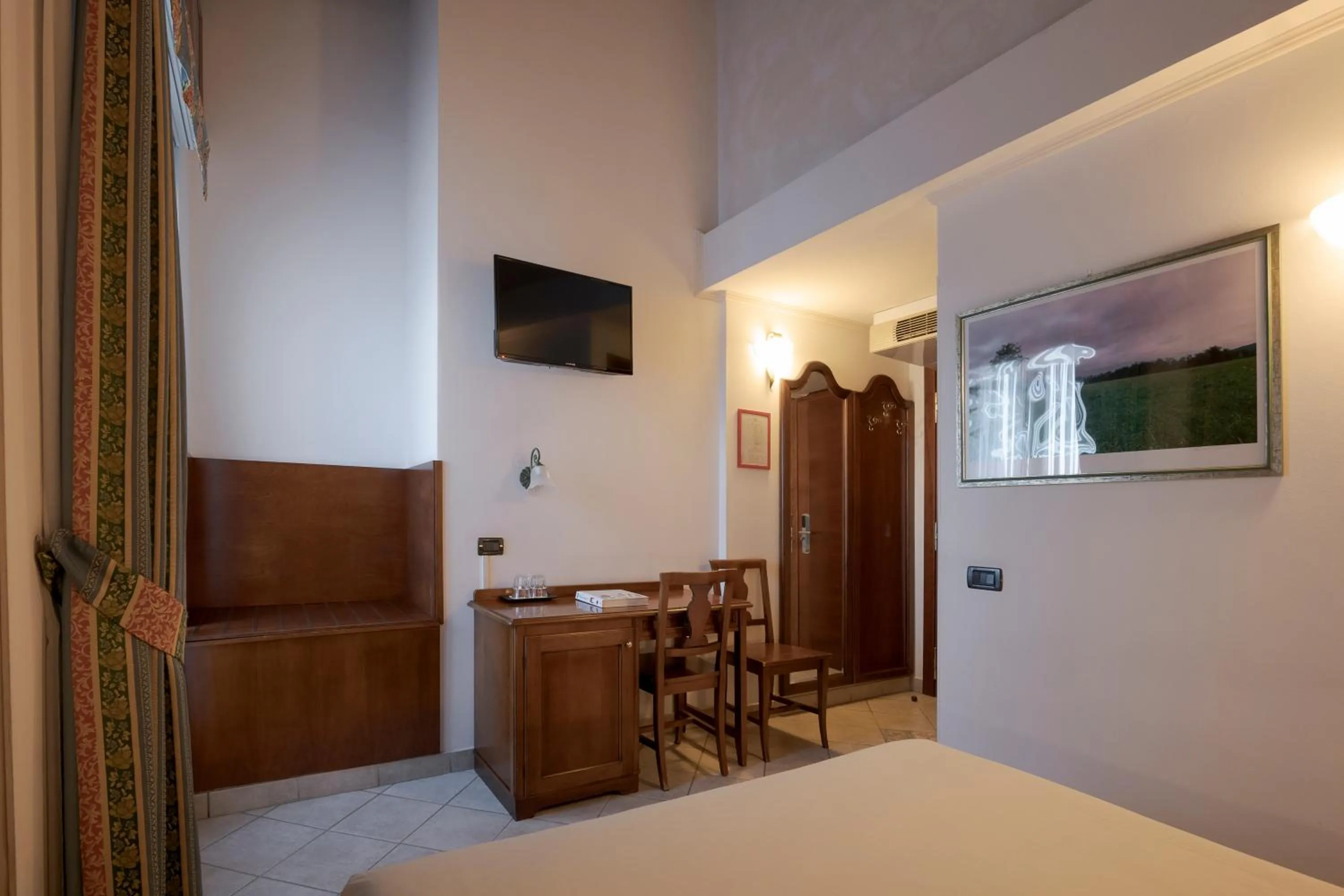 Photo of the whole room in Hotel Ungheria Varese 1946