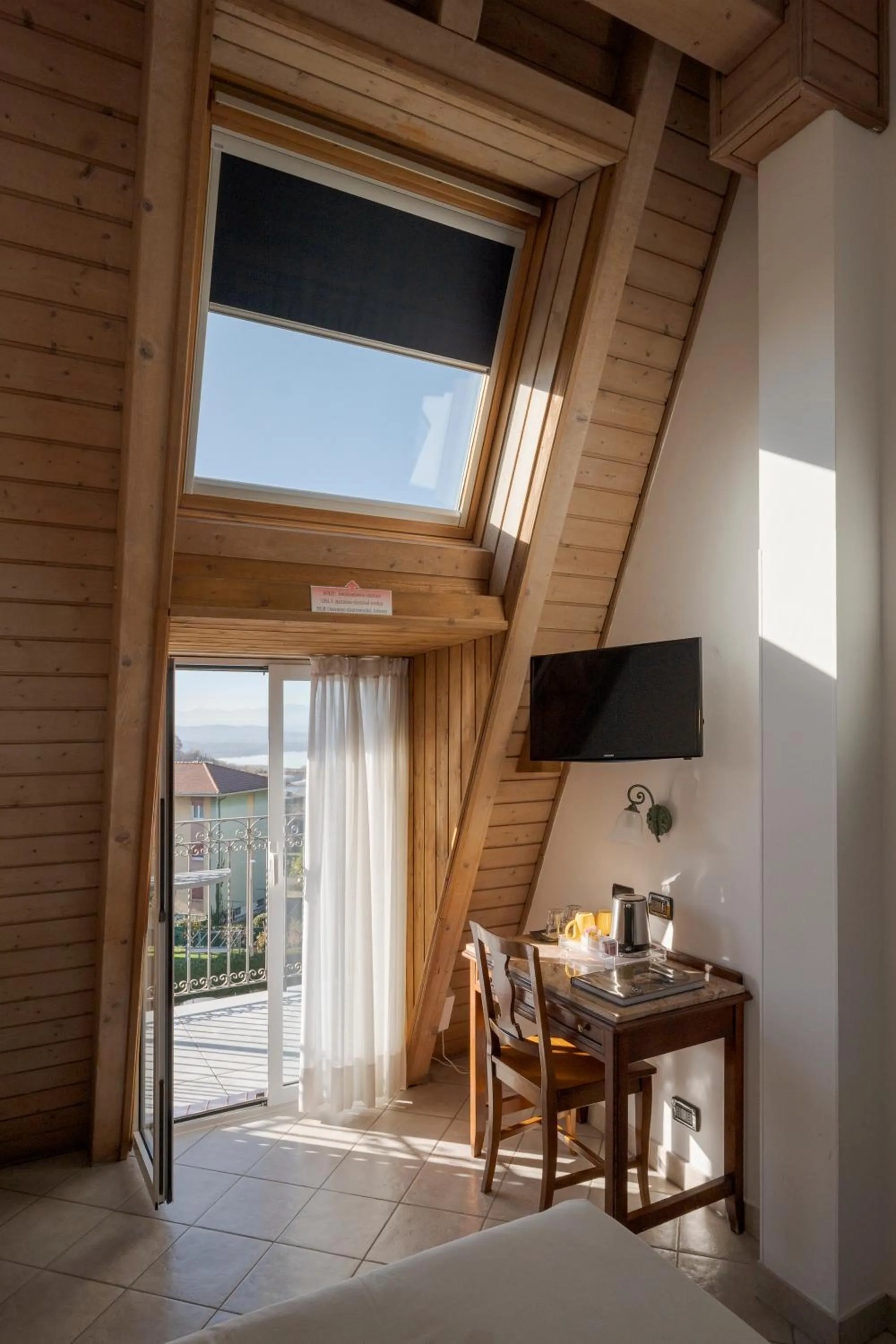 Photo of the whole room in Hotel Ungheria Varese 1946