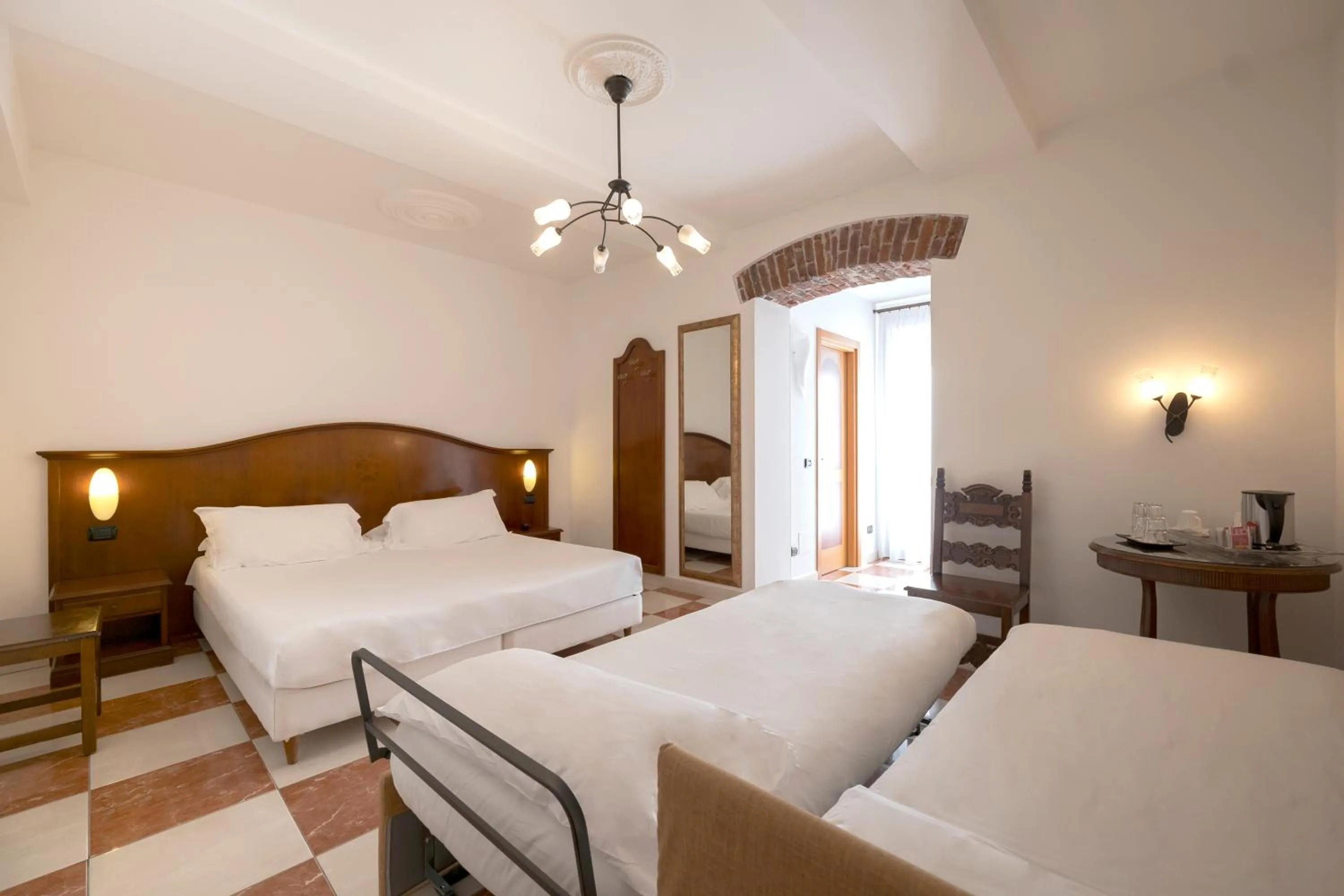 Photo of the whole room, Bed in Hotel Ungheria Varese 1946