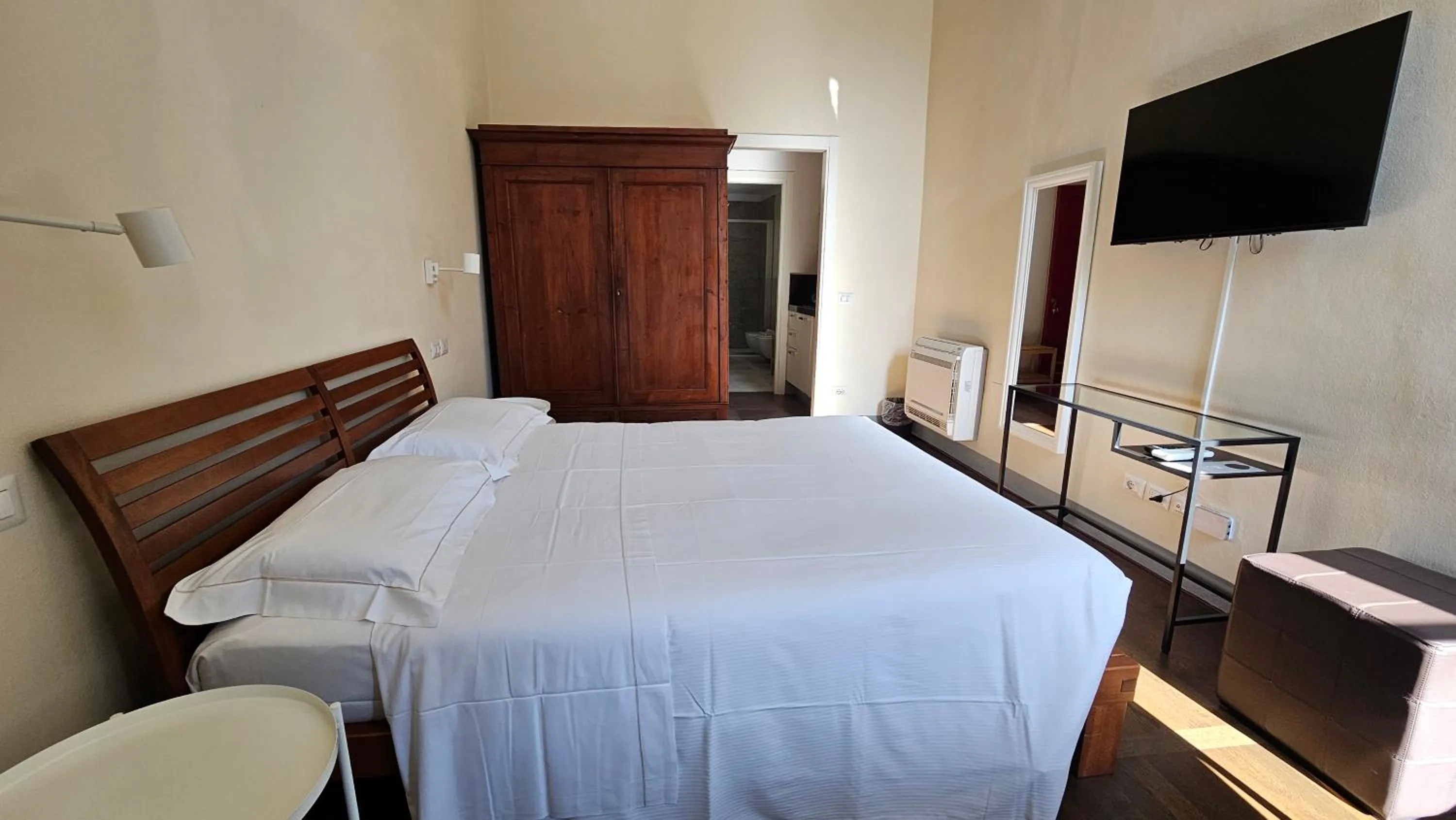 Photo of the whole room, Bed in Borghese Palace Art Hotel
