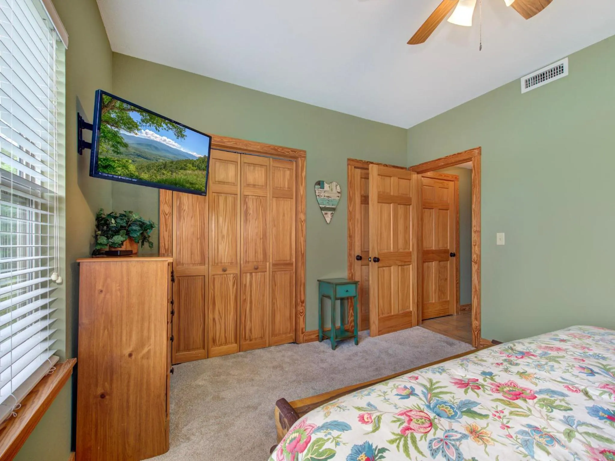 Bedroom, Bed in Journeys End 3209