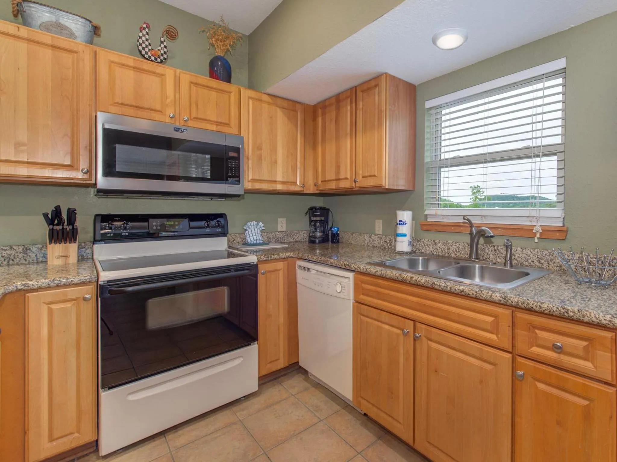 Kitchen or kitchenette in Journeys End 3209