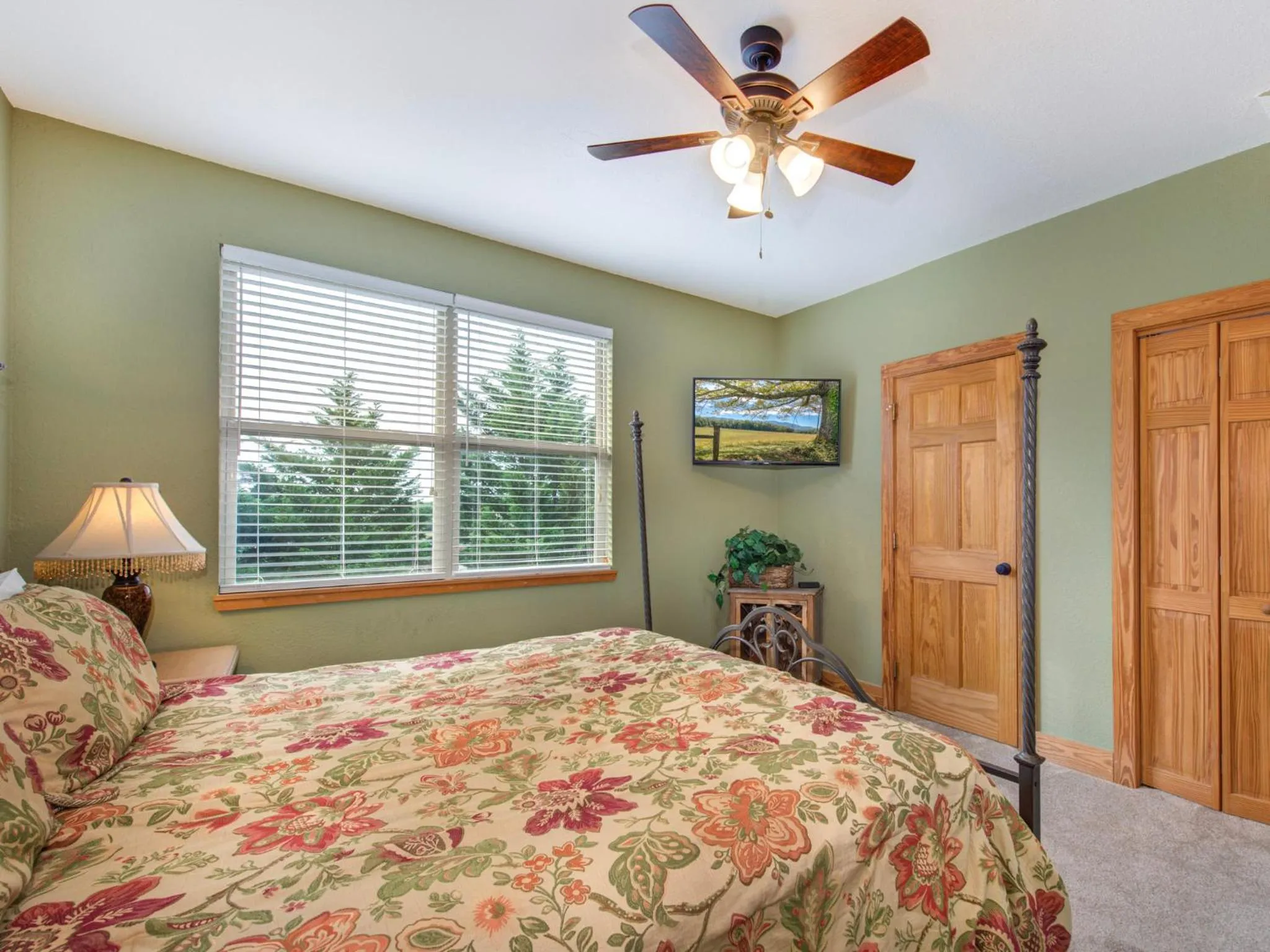 Bedroom, Bed in Journeys End 3209