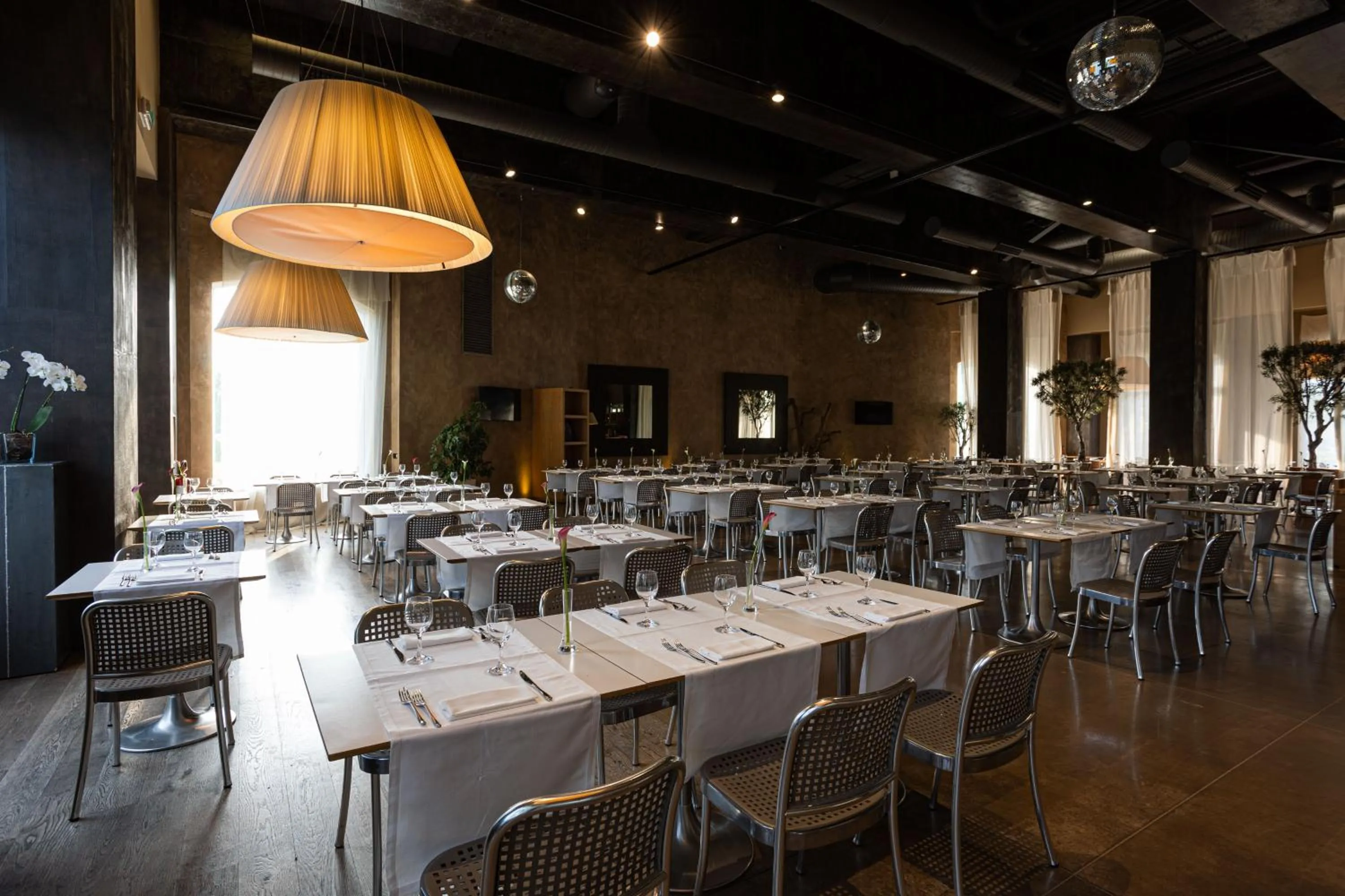 Restaurant/places to eat in Cosmo Hotel Palace