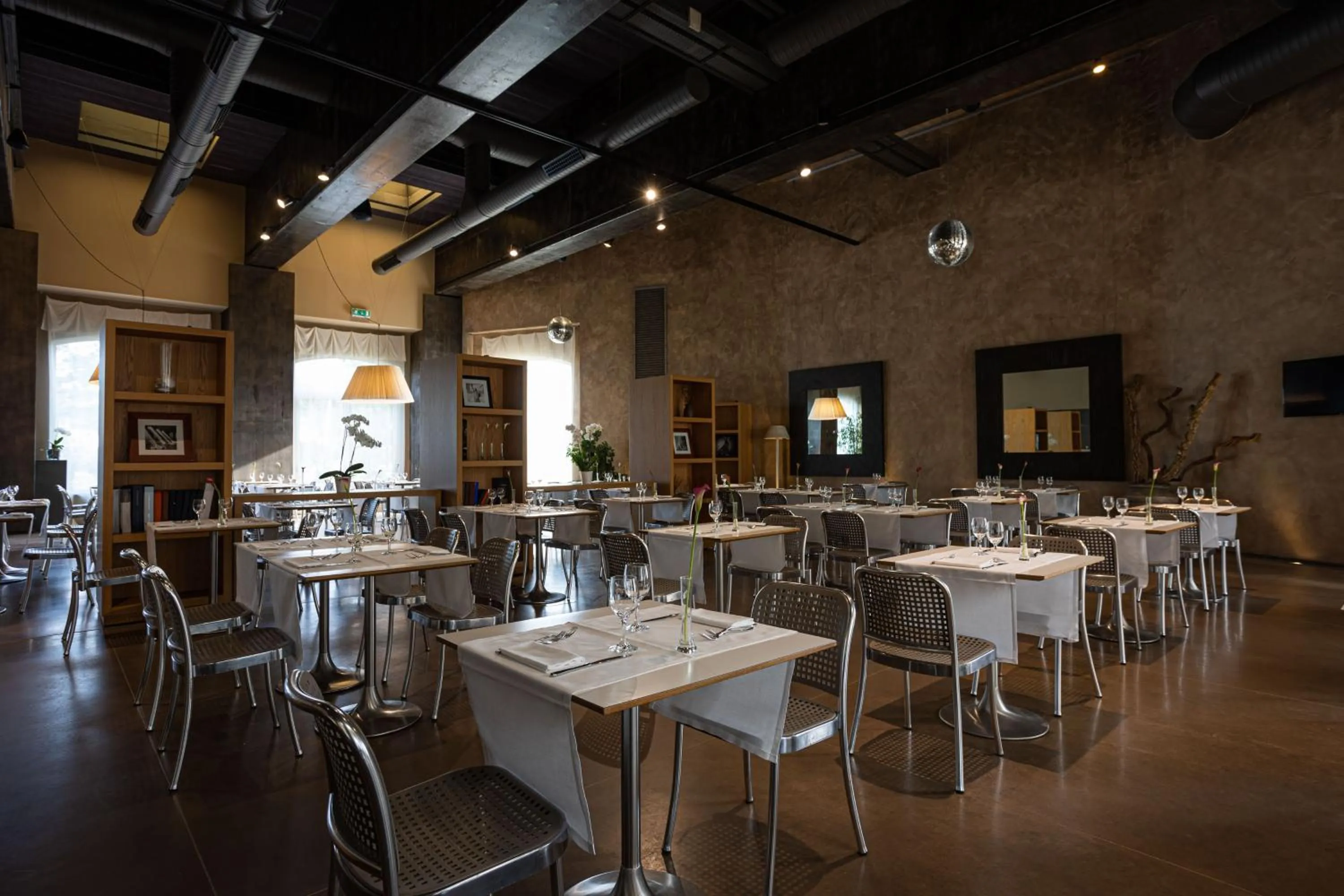 Restaurant/places to eat in Cosmo Hotel Palace