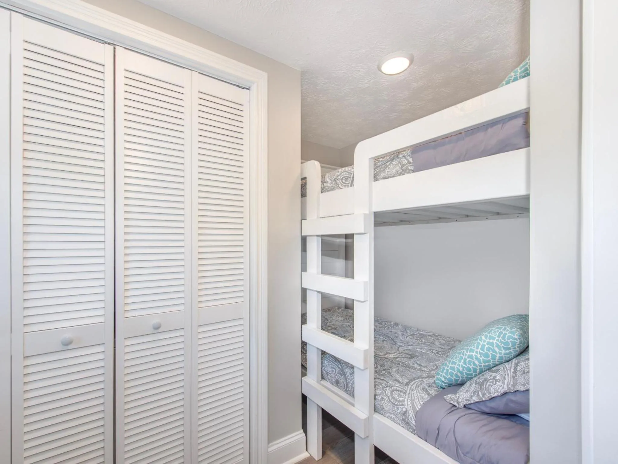 Property building, Bed in Lazy Bears Den 2103