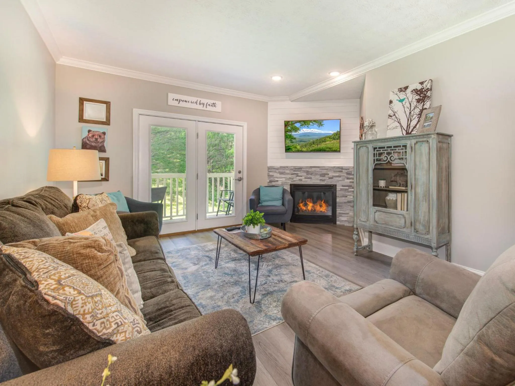 Living room in Lazy Bears Den 2103