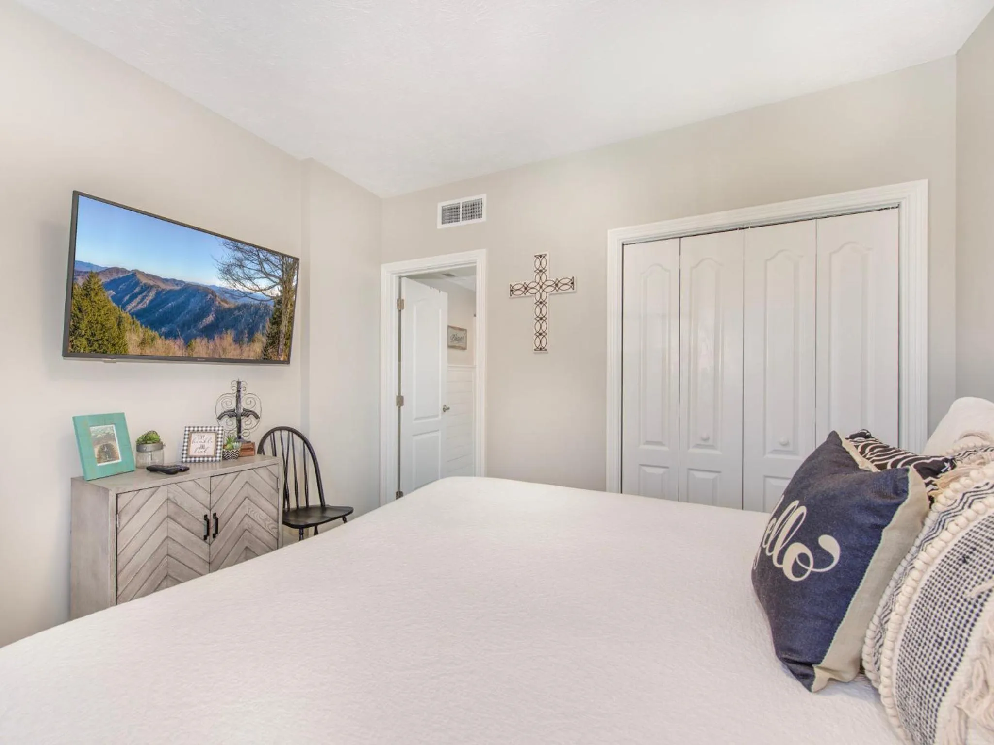 Bedroom, Bed in Lazy Bears Den 2103