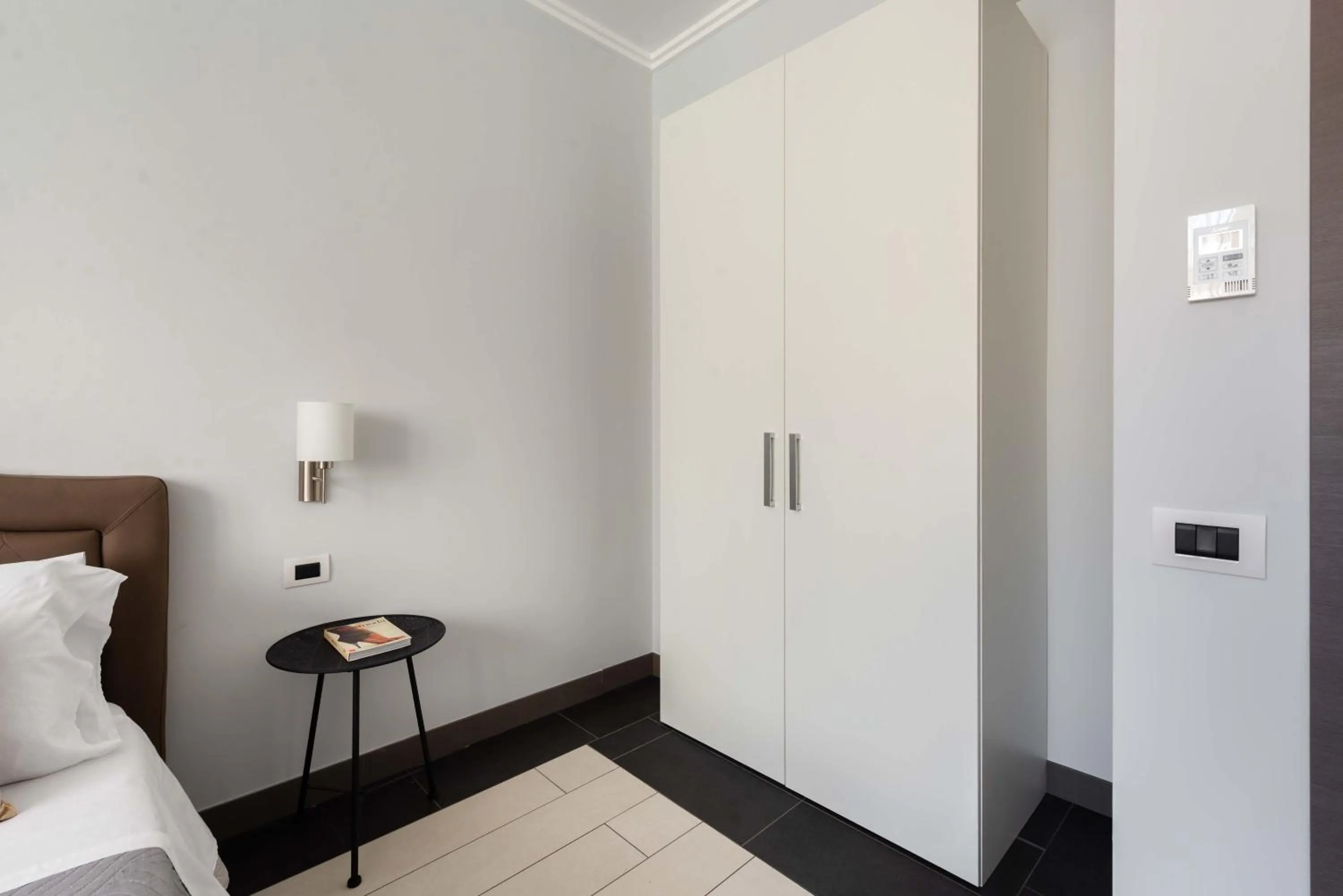 wardrobe, Bed in SuityRHome Campo de' Fiori